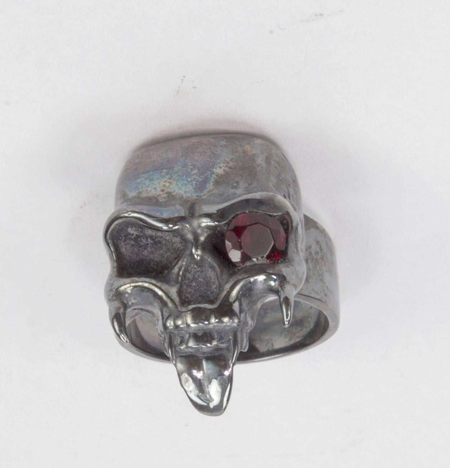 Außergewöhnliche Heavy Solid Sterling Silber Skull Ring mit einer Persönlichkeit von seiner eigenen. Tiefe Augen mit einem roten Zirkon in einem Auge. First Class, oxidiert, schön poliert, schwer und dick mit einem Gewicht von 26,2 g; Schädel