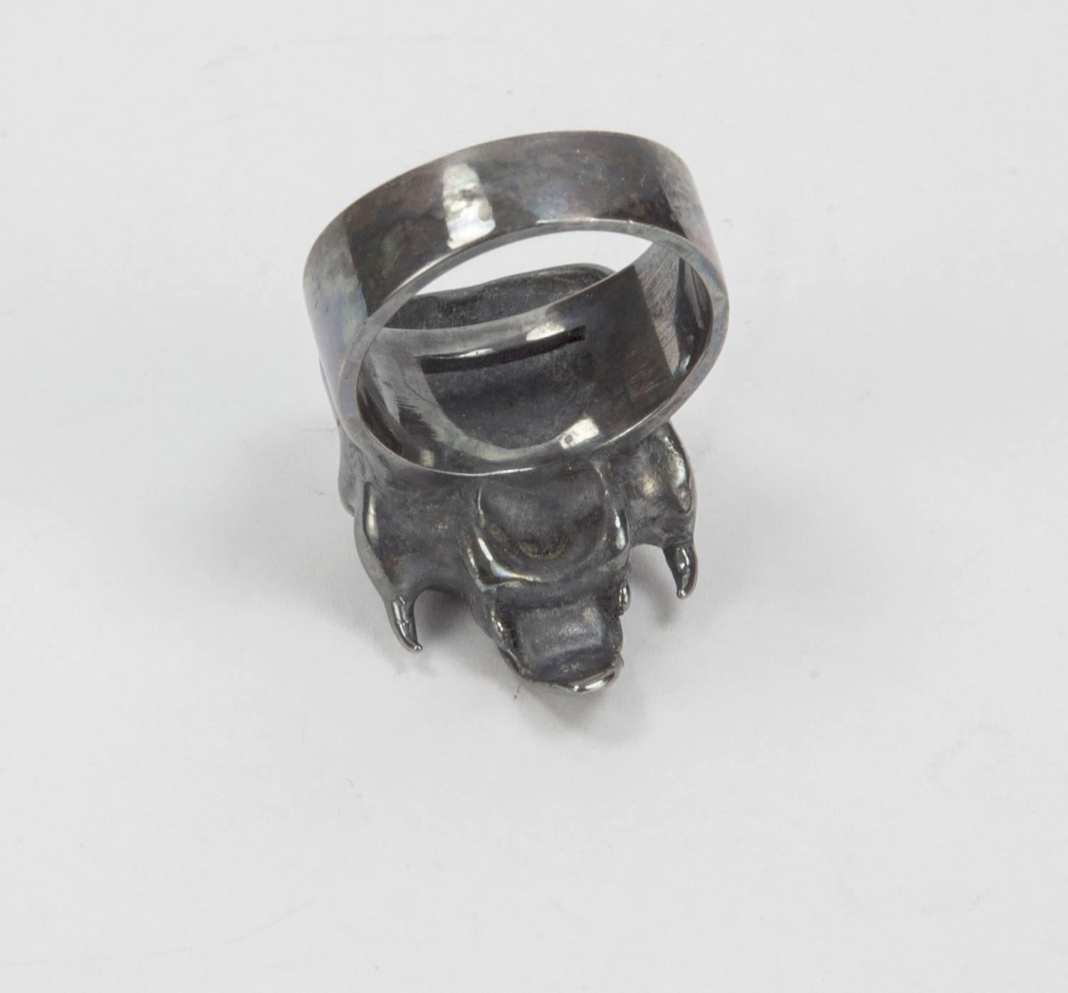 Großer Sterlingsilber Totenkopf-Ring mit geometrischem Muster (Zeitgenössisch) im Angebot