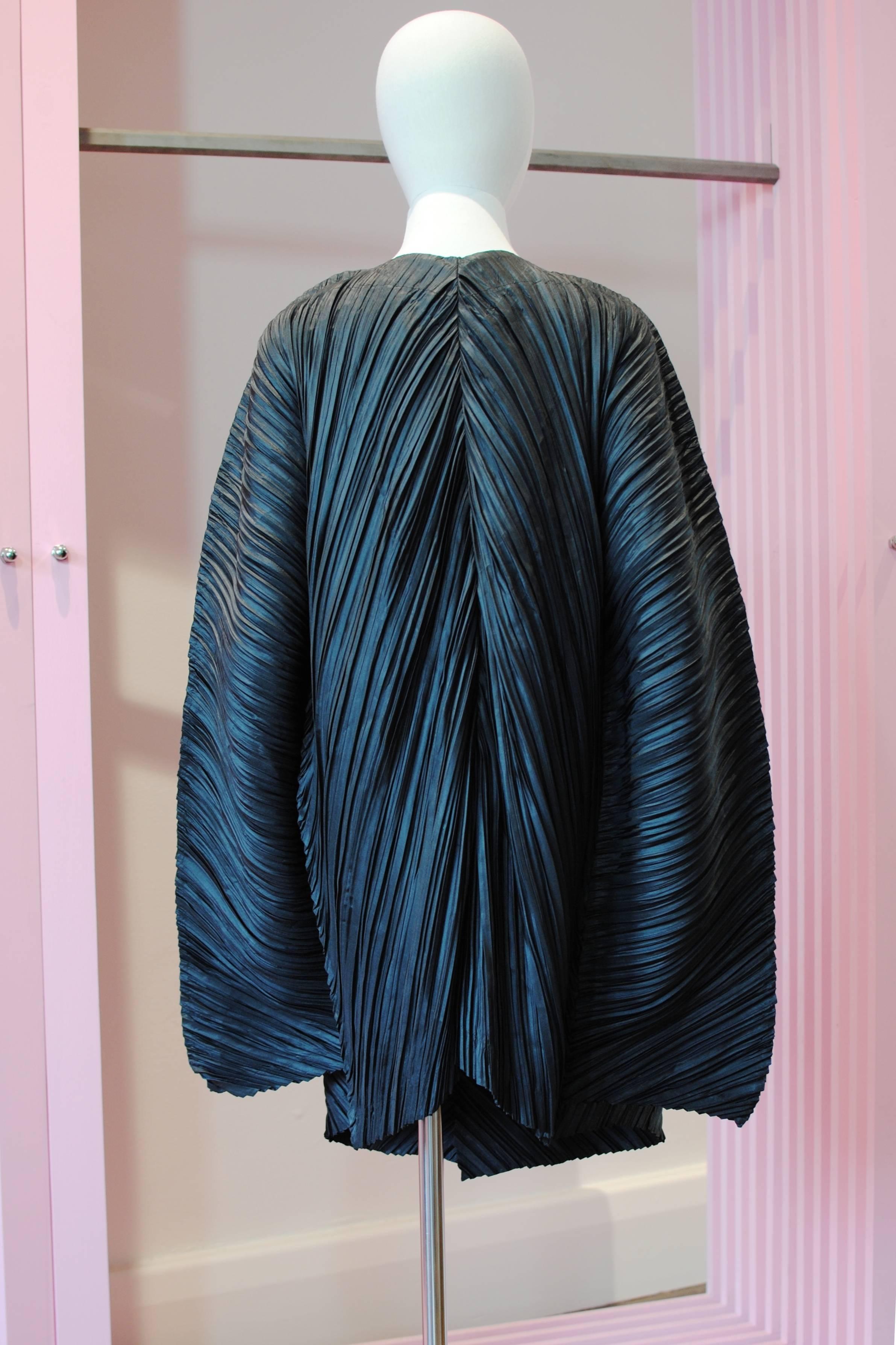 1997 Issey Miyake black oversized pleated coat In Excellent Condition For Sale In Melbourne, Victoria