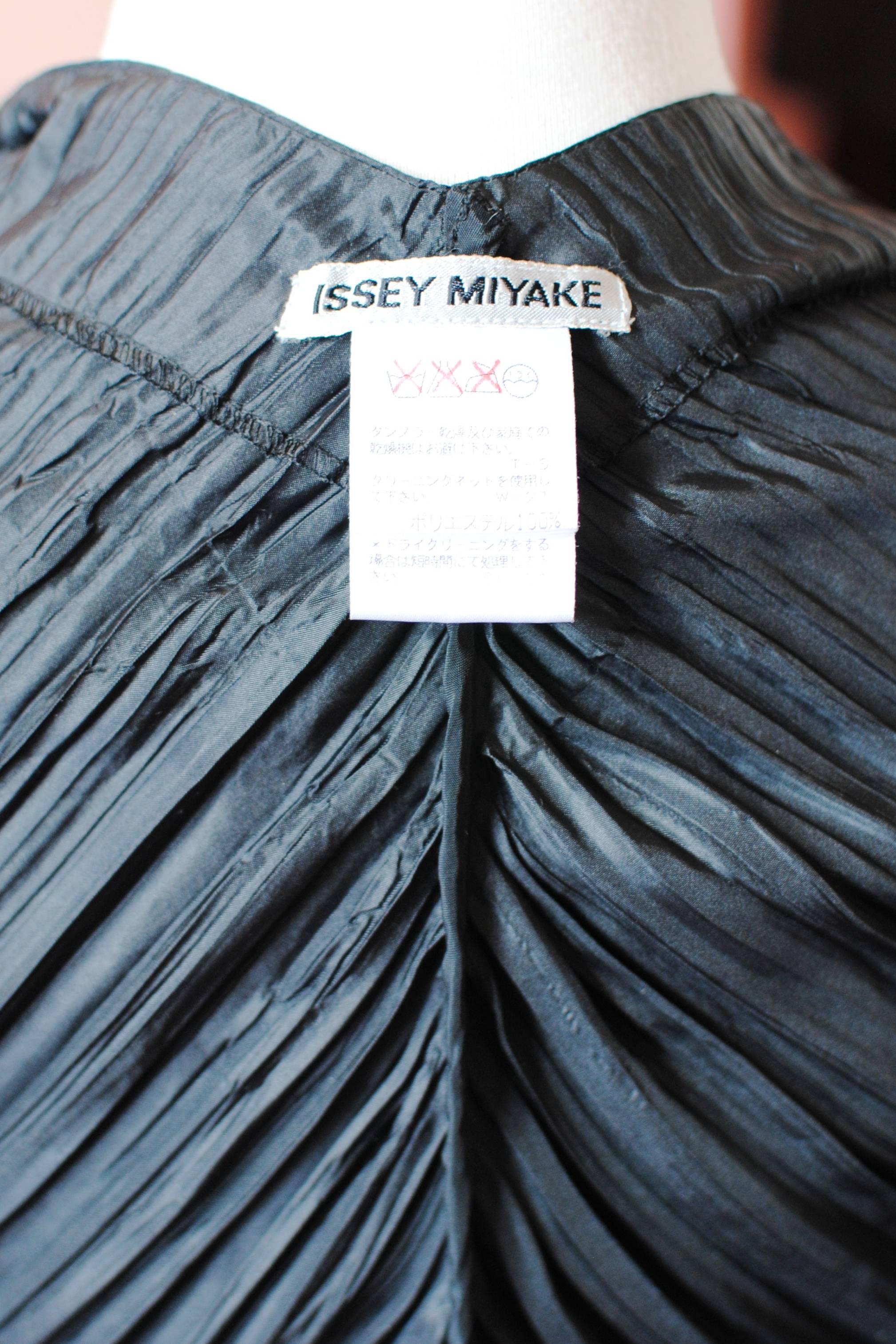 Women's 1997 Issey Miyake black oversized pleated coat For Sale