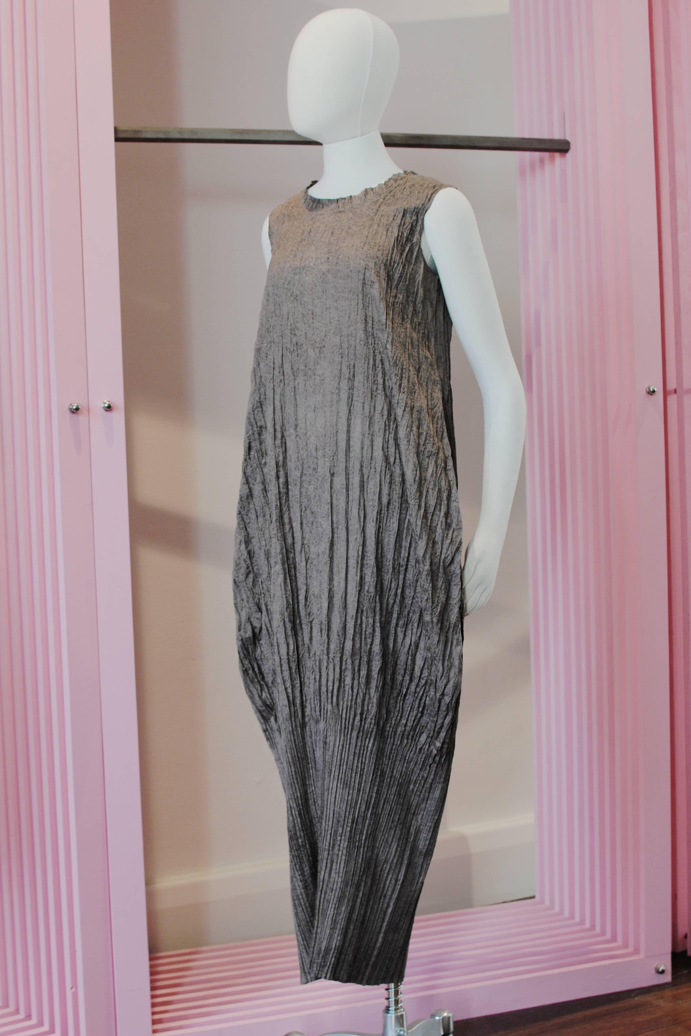 Issey Miyake pleated teardrop dress from the 2001 Autumn/Winter collection. It features a teardrop like shape and switches between pleated and creased fabric.

Size — 2
Shoulder — 35 cm
Chest — 42 cm
Length — 130 cm

Material — 100% Polyester
