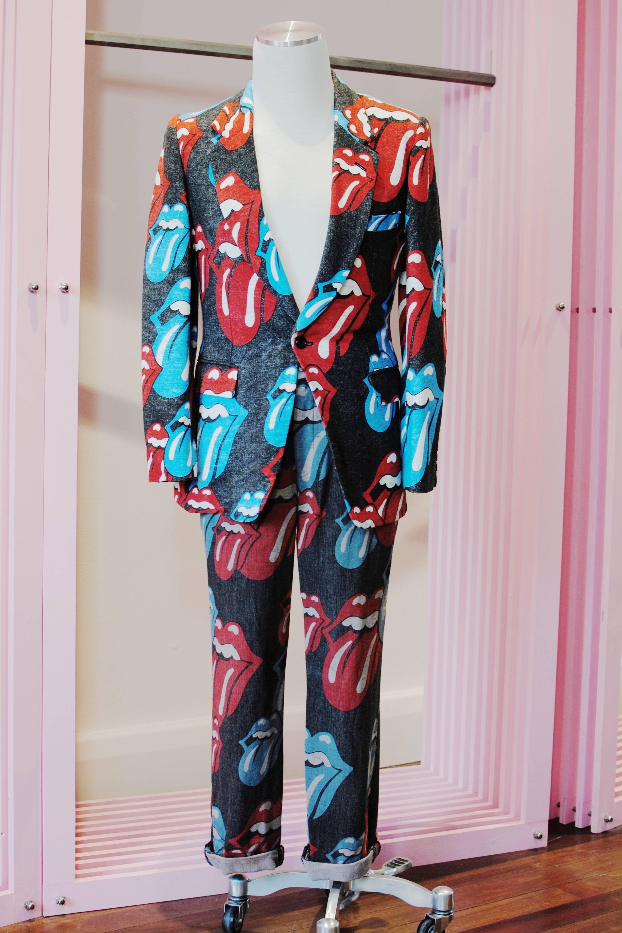 COMME des GARÇONS Homme Plus Rolling Stones rayon lip and tongue print suit from the 2006 Spring/Summer collection. The jacket features a notched lapel, optional mandarin collar, central button fastening, two waist level pockets, one chest height