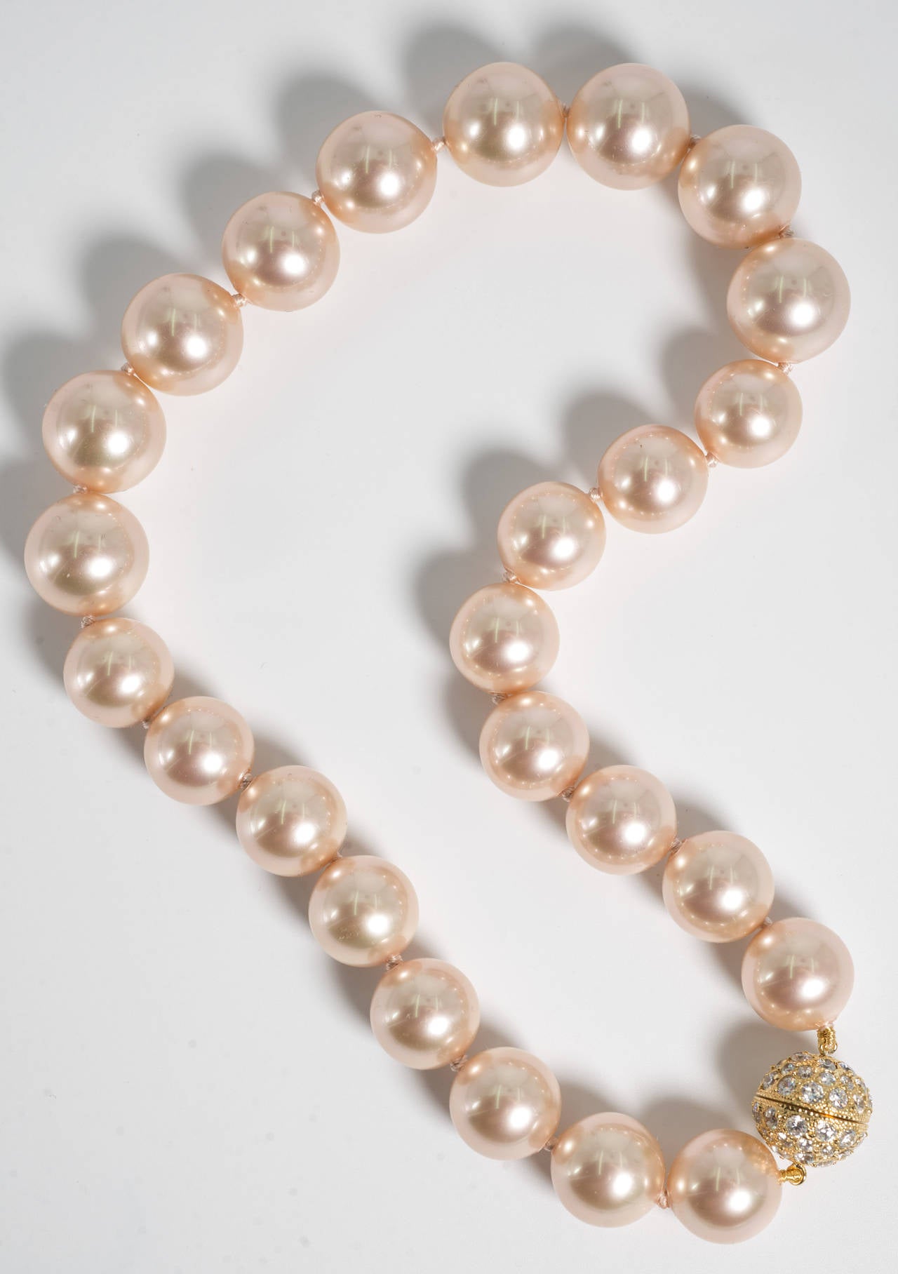 Faux Rose South Sea Graduated Pearl Vintage Bergdorf Goodman Necklace

Wonderful delicate Angel Skin shade of handmade lustrous pearls beautifully graduated from 16mm to 14mm  17'' long with pave Cub Zircon screw ball clasp.