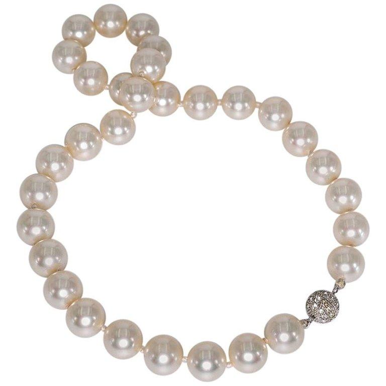 Vintage Unworn Bergdorf Goodman Classic 12mm Strand Faux Pearl Necklace In New Condition In New York, NY