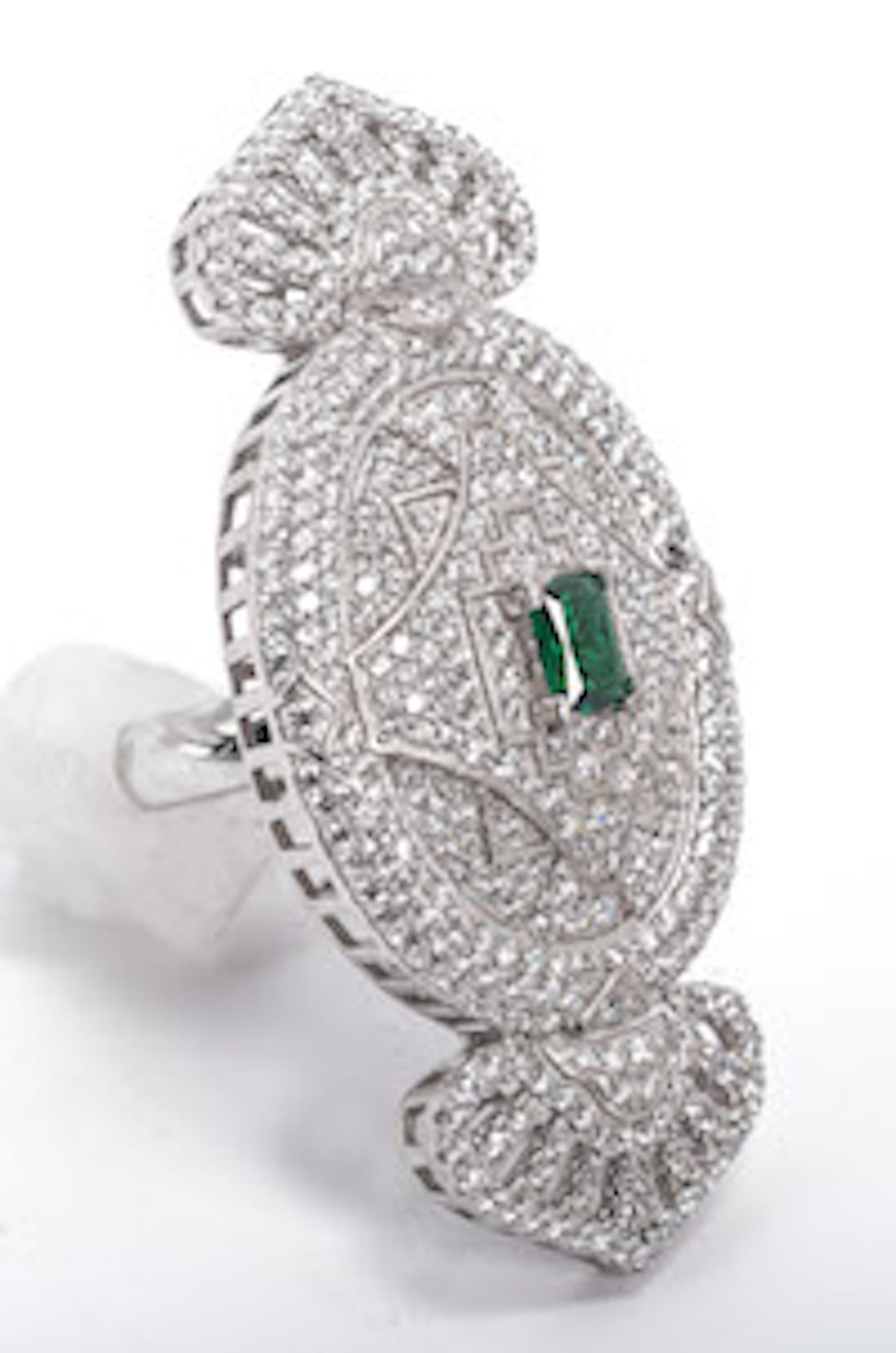 1920s Style Faux Diamond Emerald Sterling Large Cocktail Ring im Zustand „Hervorragend“ in New York, NY