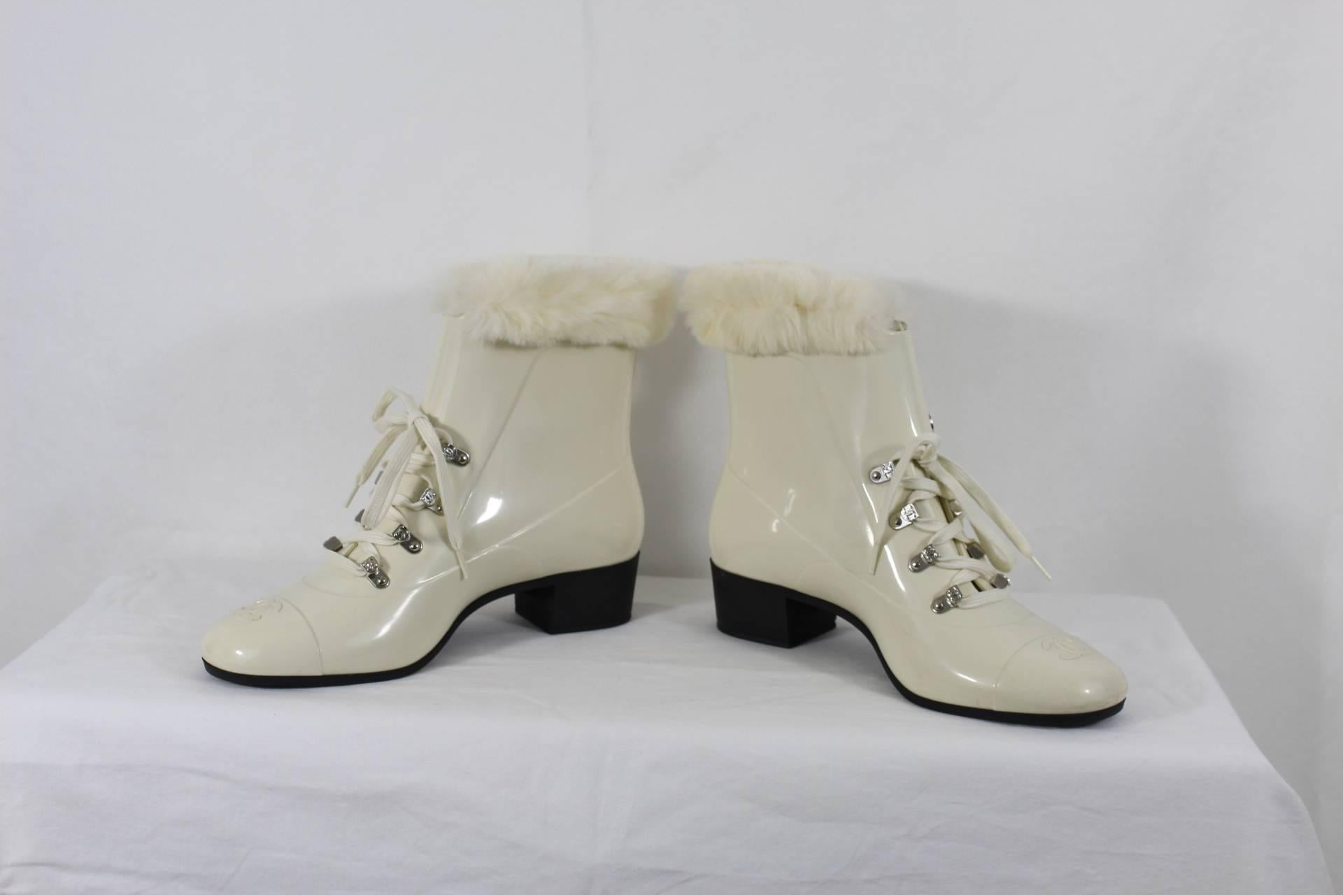 Super nice White Chanel boots. Covered with fur inside.

Sold with box and dust bag. All packaging.

Almost never work.

Retail price 1350$