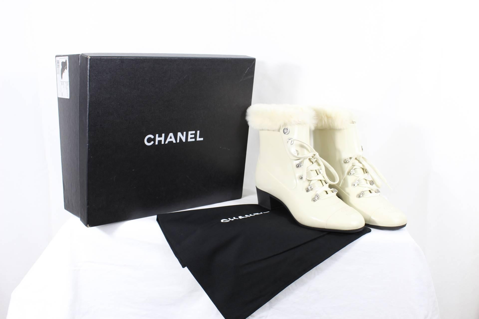 White Chanel Boots with Fur Inside Size 36 In Excellent Condition In Paris, FR