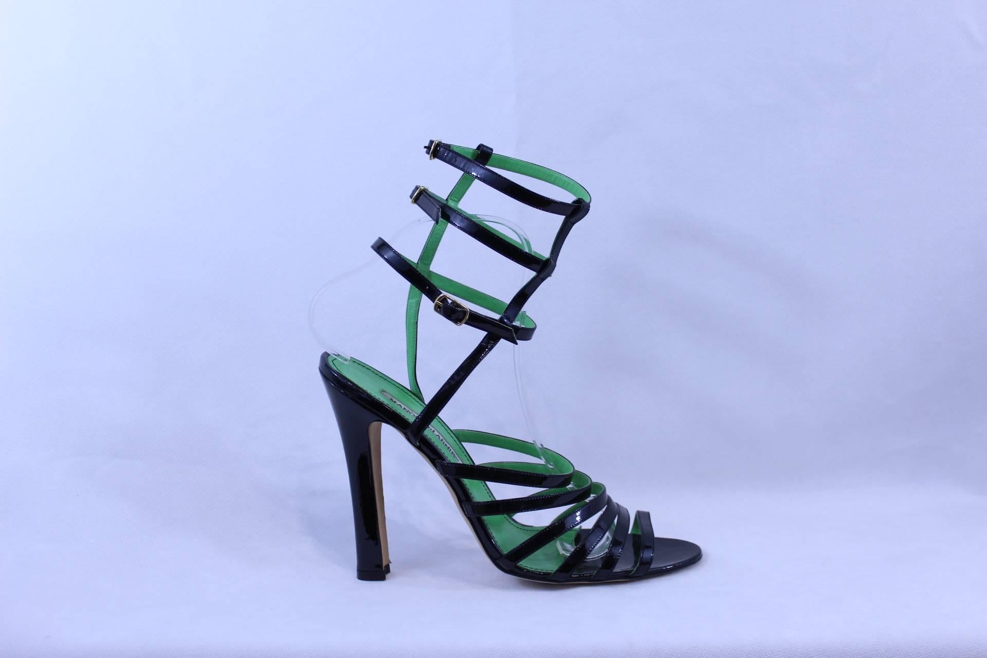 Manolo Blahnik Black and Green Sandals in Patented leather In Excellent Condition For Sale In Paris, FR