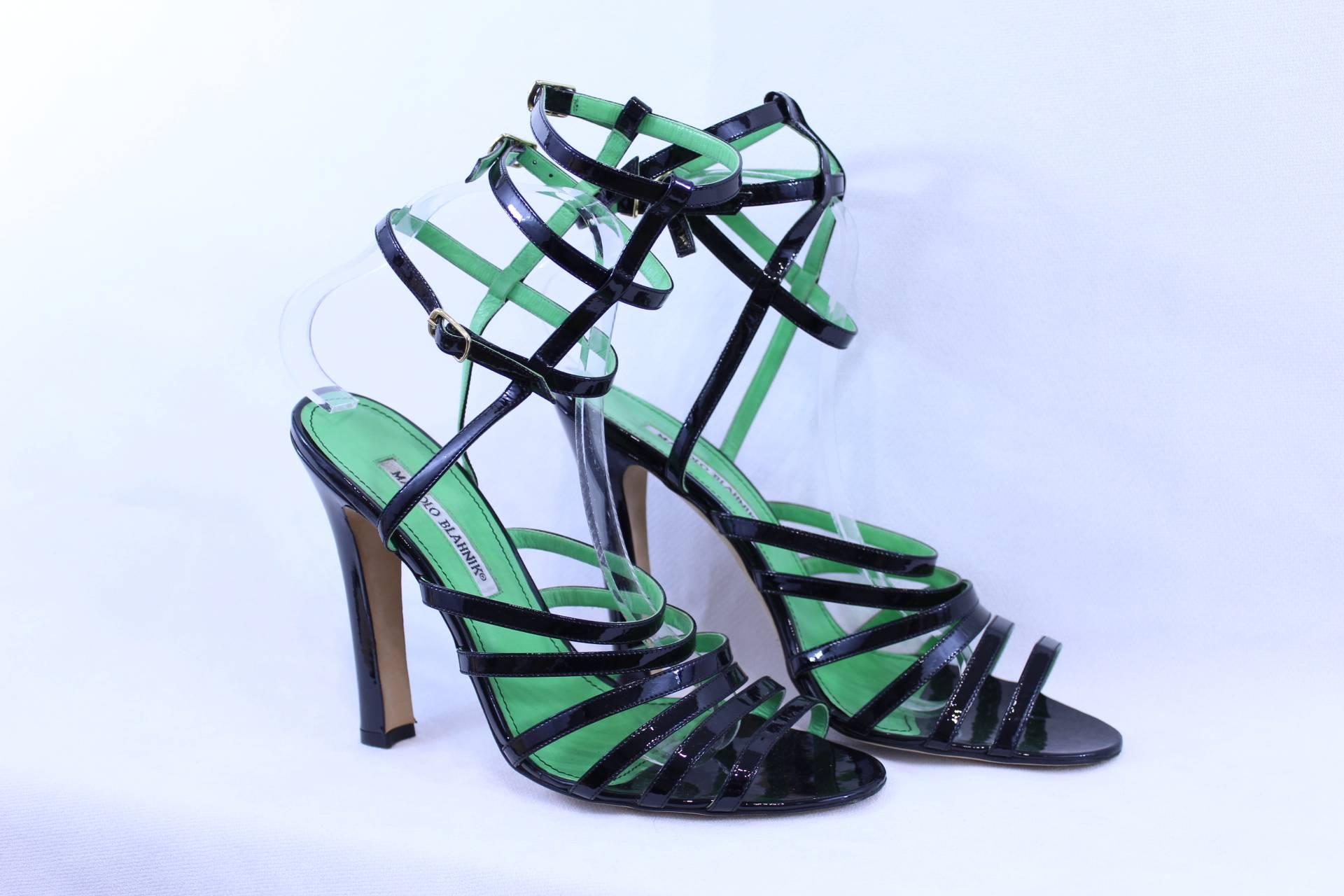 Women's Manolo Blahnik Black and Green Sandals in Patented leather For Sale