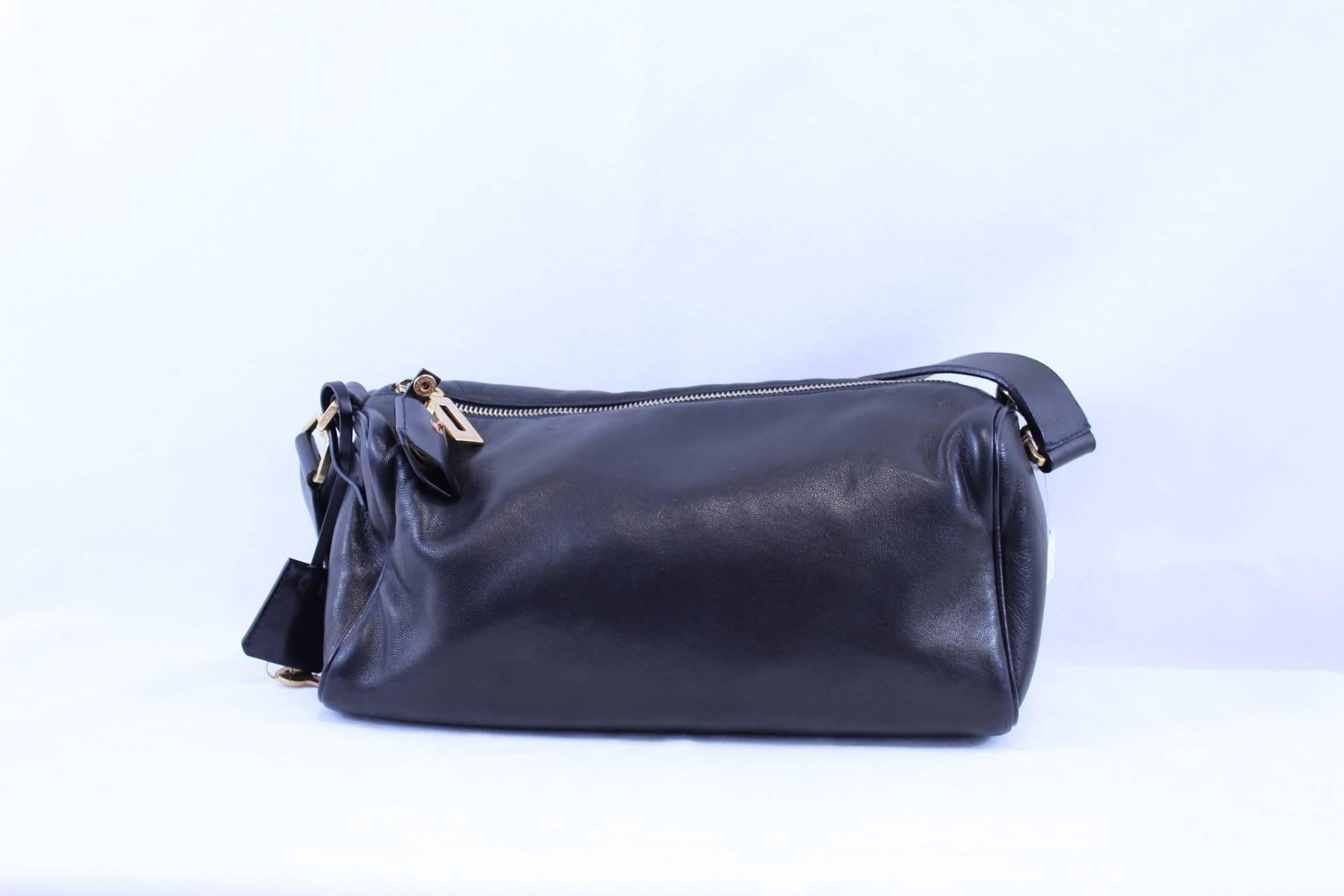 Prada black leather bag with brass hardware In Good Condition In Paris, FR