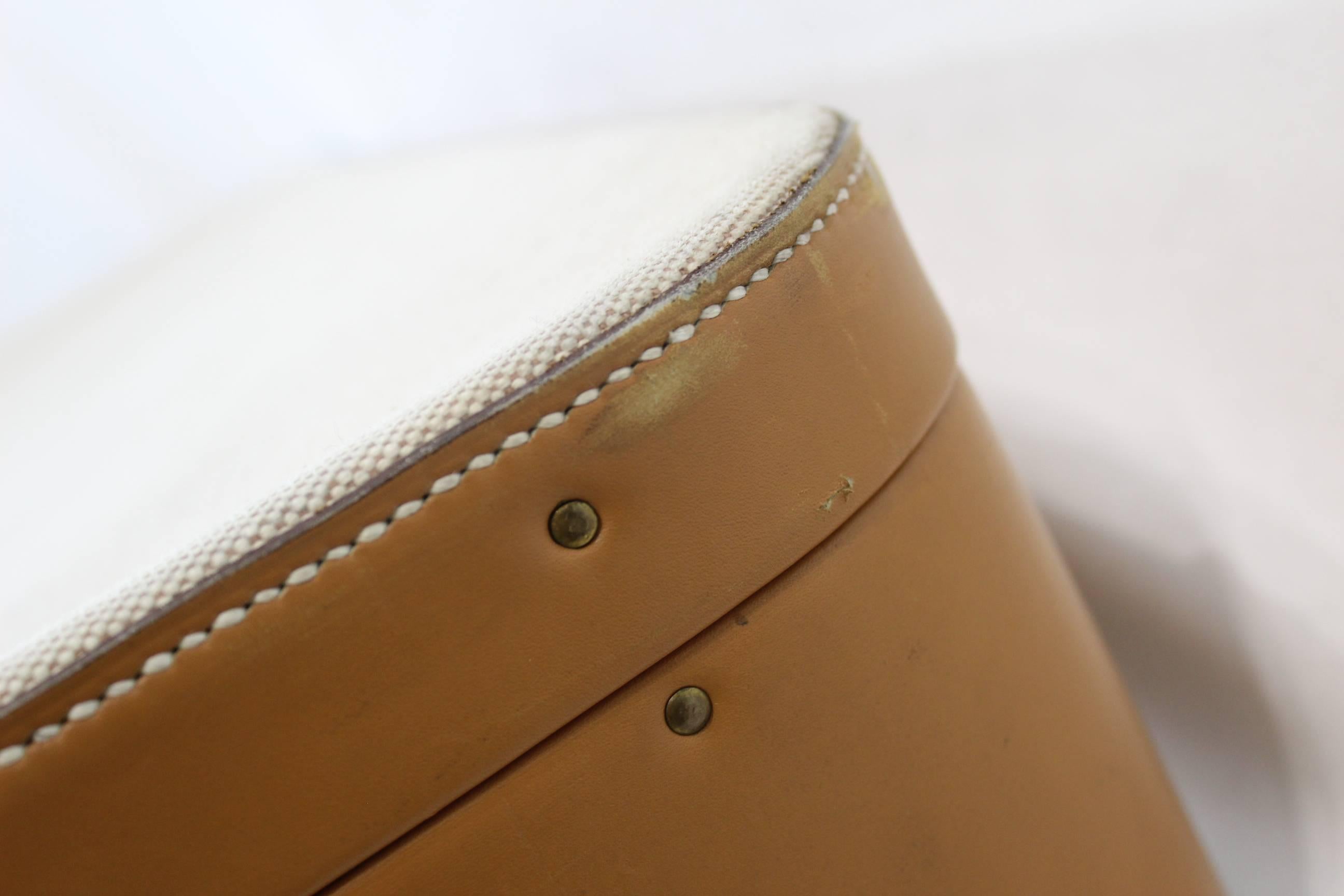 Vintage Hermes Suitcase in gold Box leather and Canvas.

Size: 54x41

Good condition for a piec eof this age but there are some signs of wear in the leather and canvas has some signs too (check images)

Interior in excellent and clean