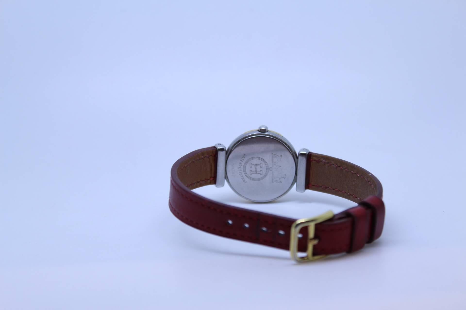 Hermes Profil watch in steel and gold plated bezel.

Red leather band.

Some signs of wear in the band.

Good working condition
