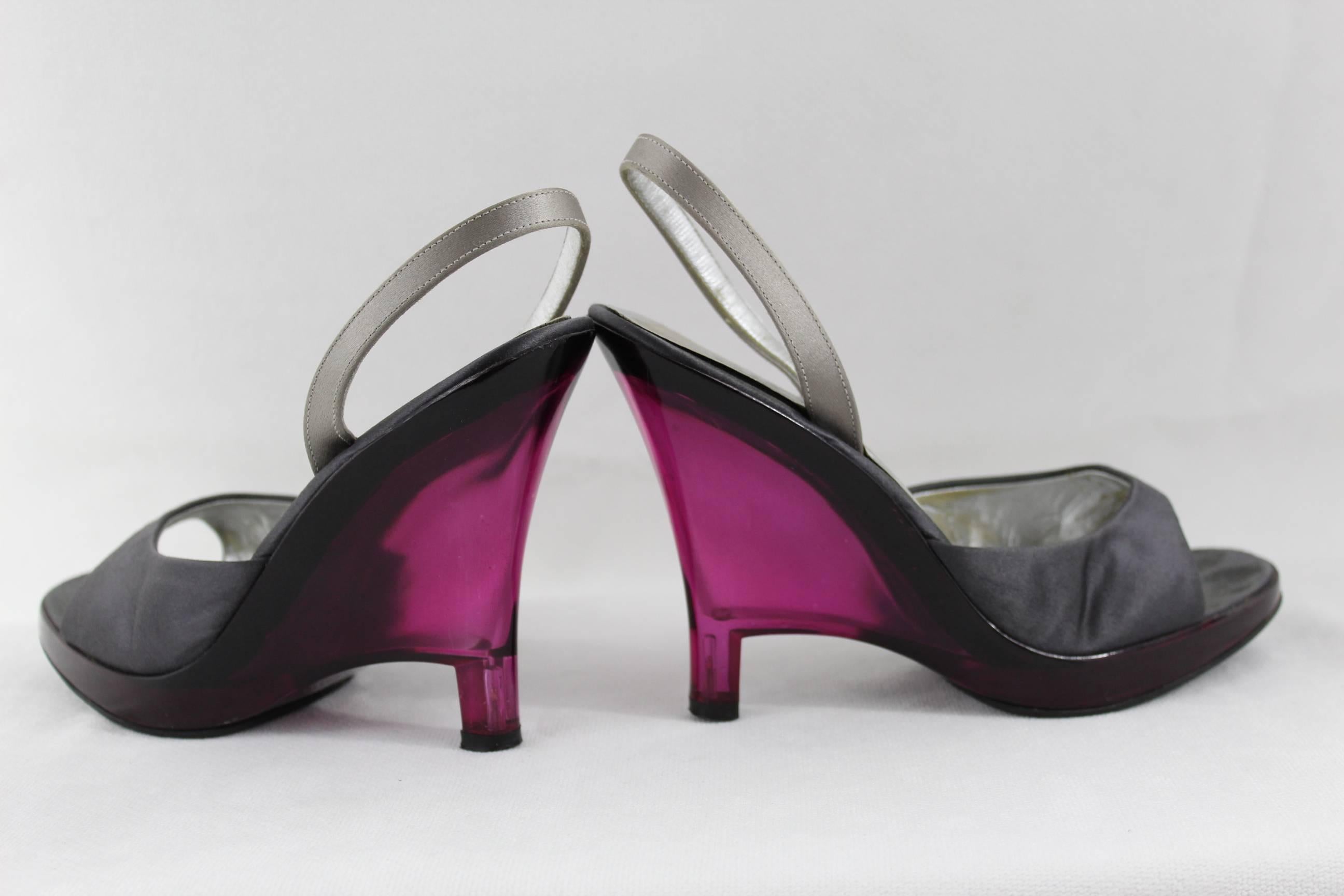 Chaussures vintage Prada in fair condition.

Awesome violet heel in plexy.

Shoes have been worn.