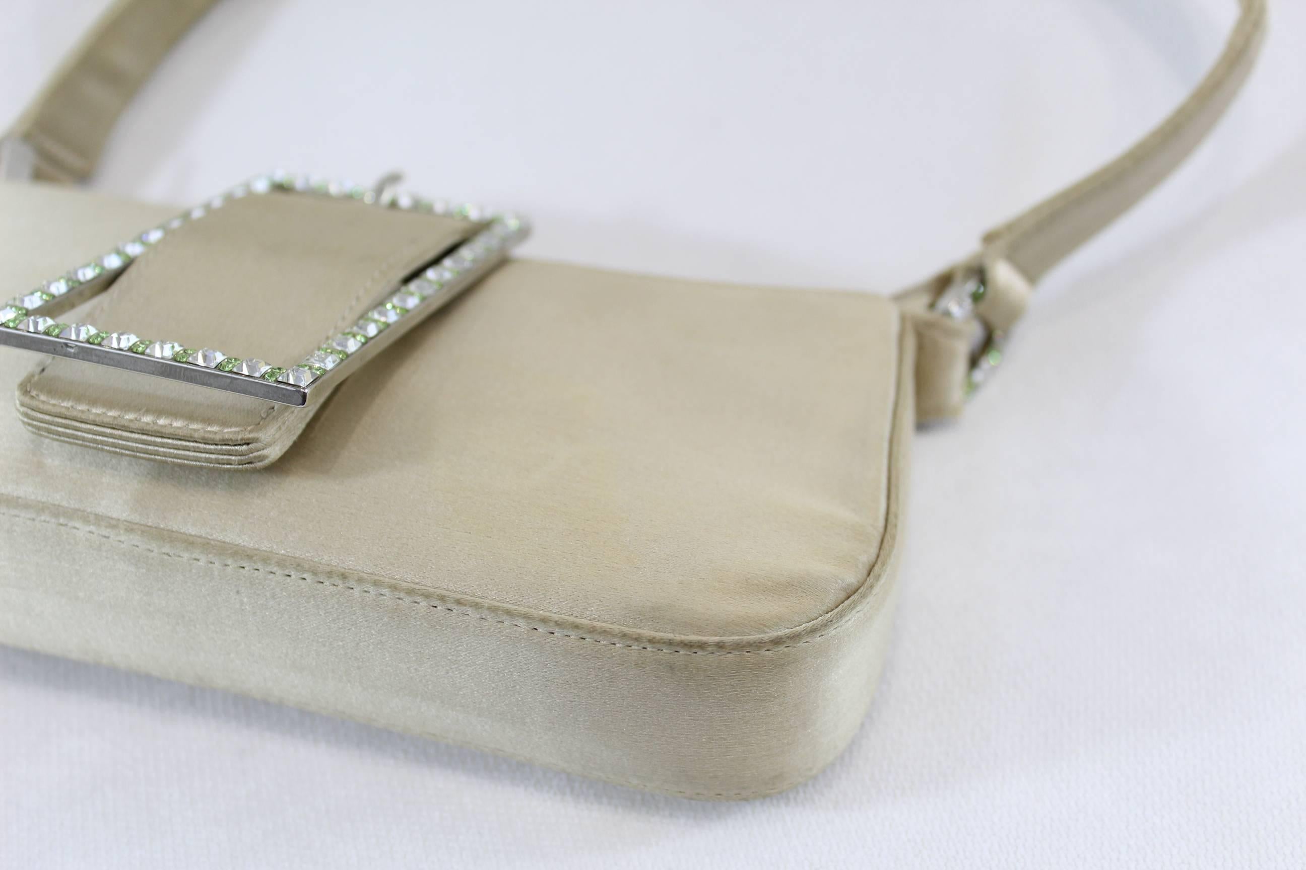 Really nice small Jimmy Choo weeding bag in silj with maxi lock with Swarovsky crystals.

Good condition but some signs of wear in corners. Small stain in one corner (see images)