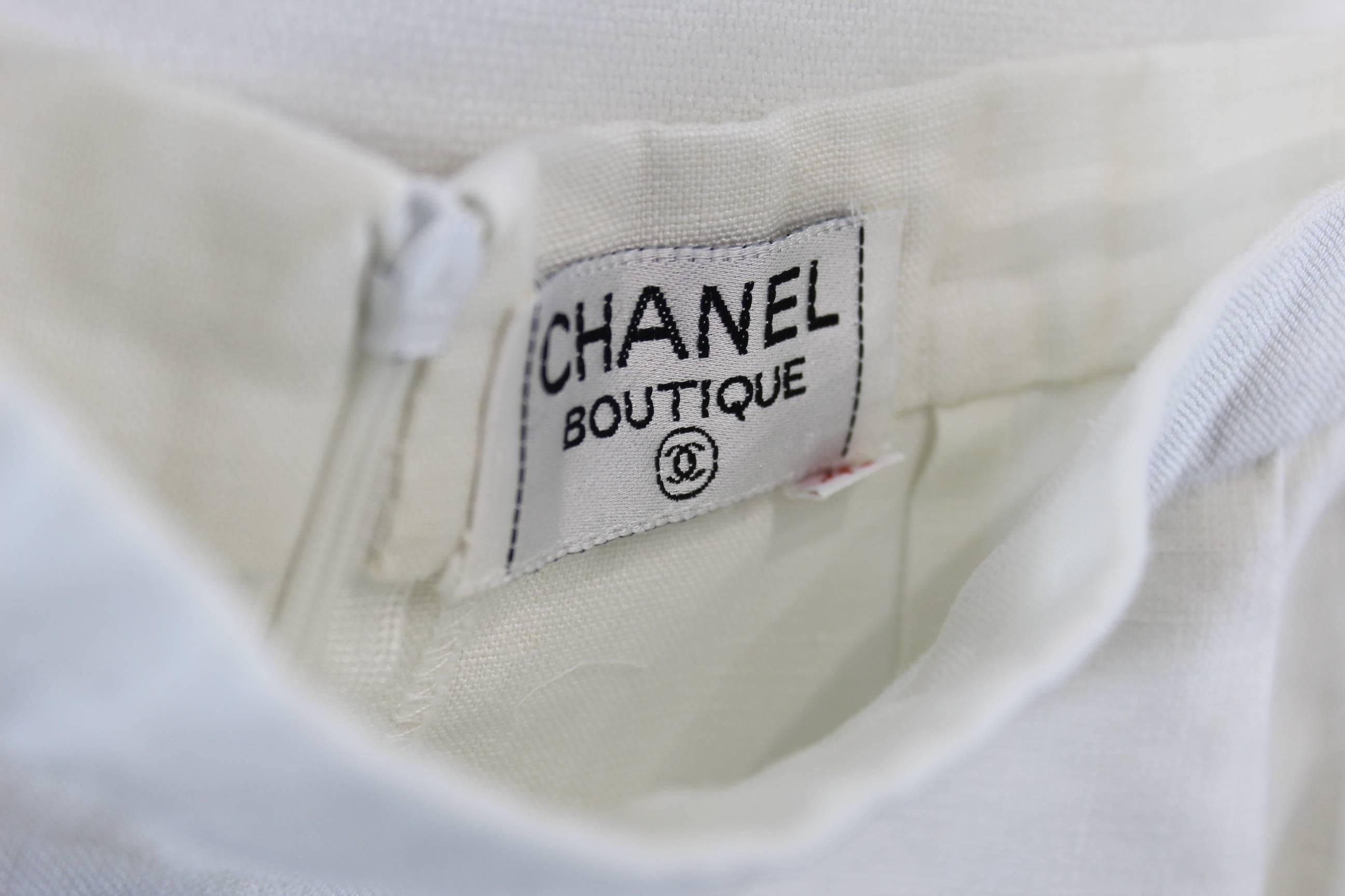 Really nice white and dark blue Chanel skirt in linen. God condition. European size 40