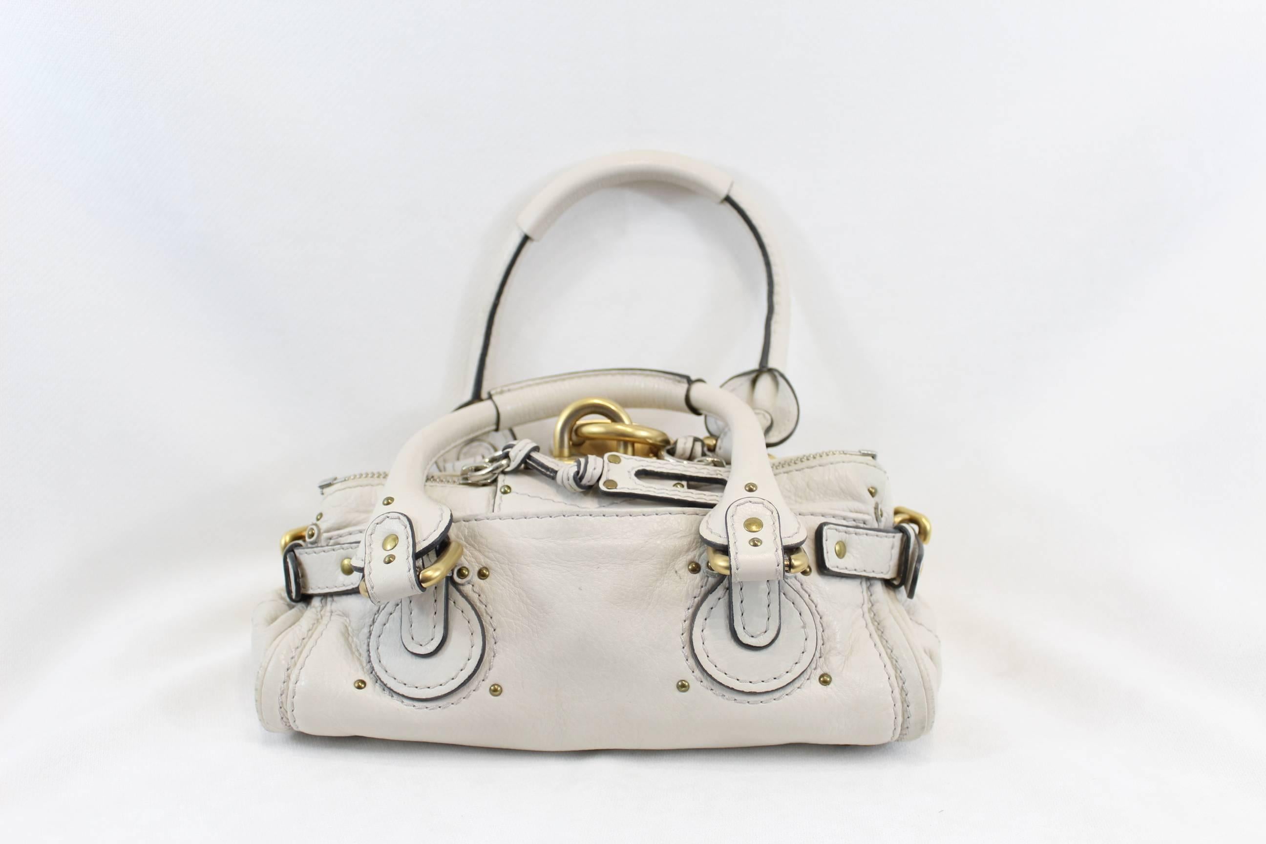 Nice mini Paddington from Chloe. Bag in good condition but with some signs of wear in the leather .

One make up stain in the inner lining.

Soold with padlock but without big key ( anyhow padlock can be open with any metallic piece just