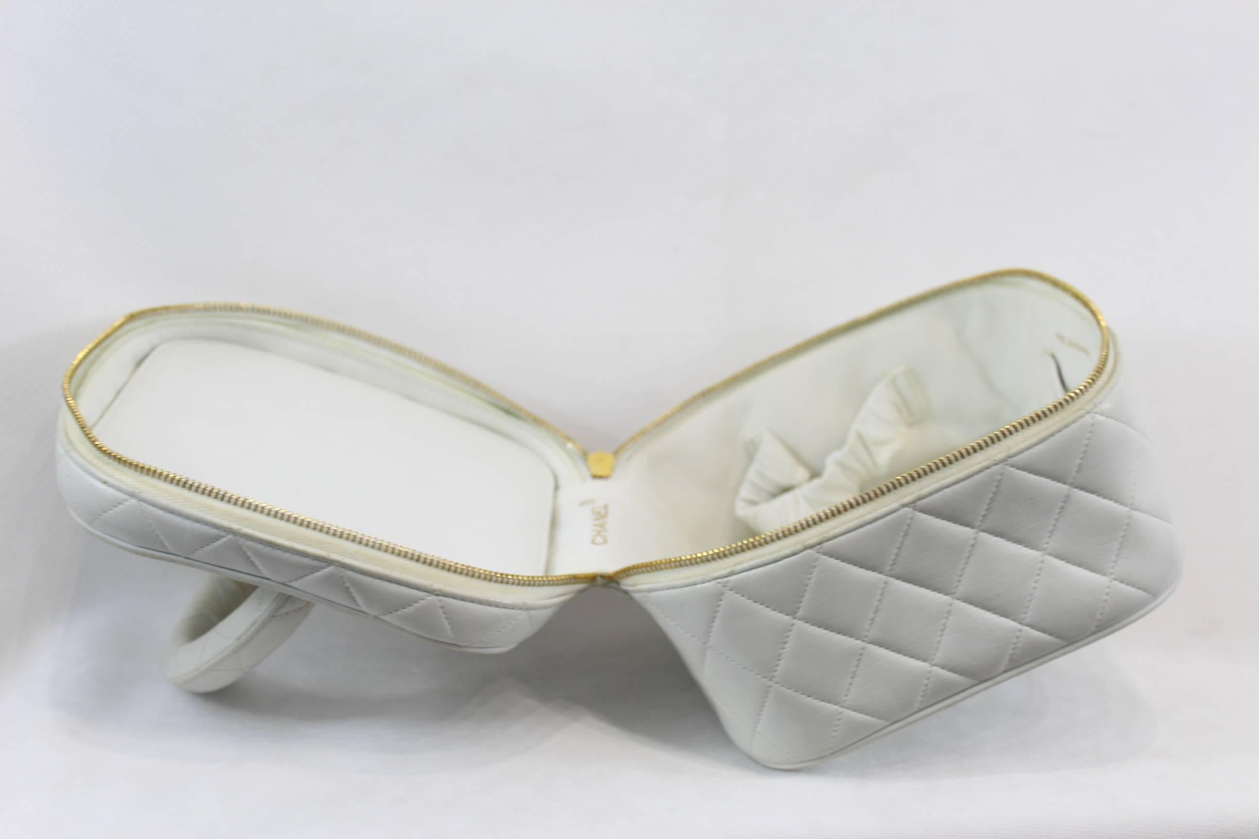 Vintage Chanel white leather vanity case in soft white leather. closing by zip.
Fair condition, signs of wear in the leather