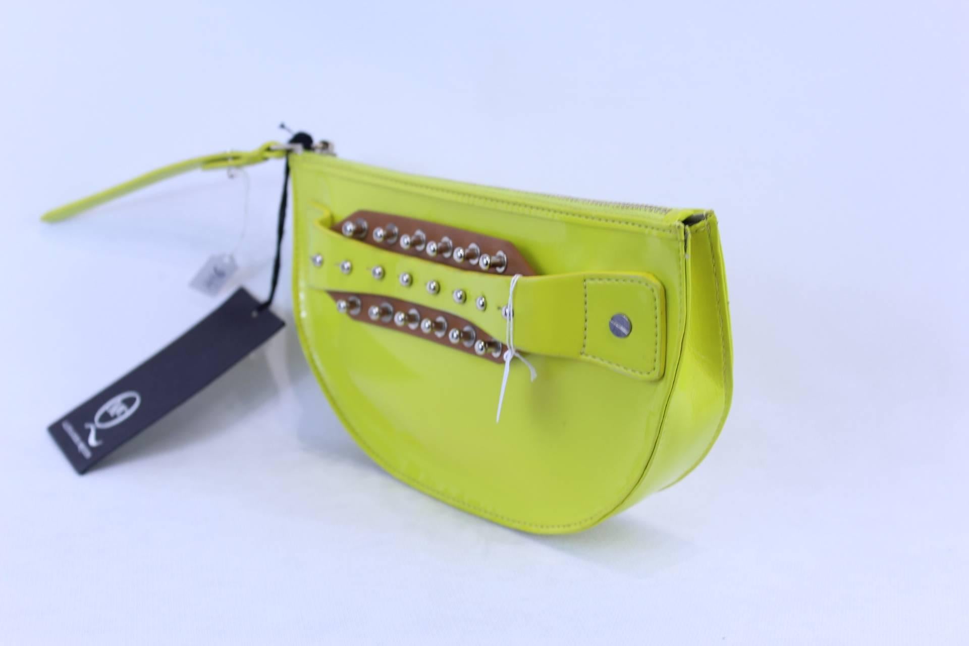 Alexander McQueen Lime Patented Leather Spike Clutch

Excellent condition but some signs of wear due to storage cause it has never been used.

Size: 22x12