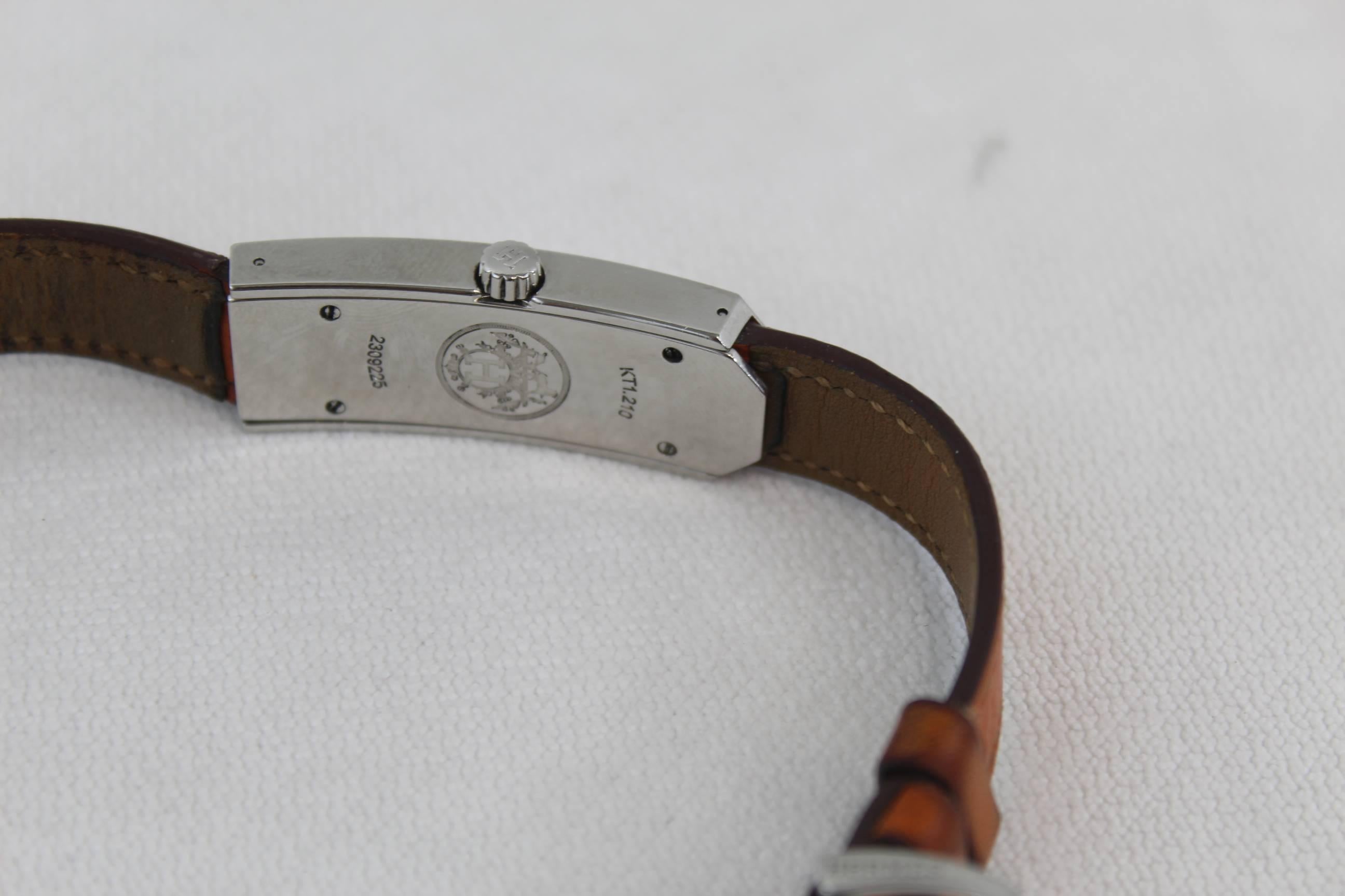 Nice watch from hermes, model Kelly 2 representing the locker from the Kelly bag.

Watch in average condition, band has some cracking, price takes that into account
Case in good condition but it has some slight signs of wearscratches