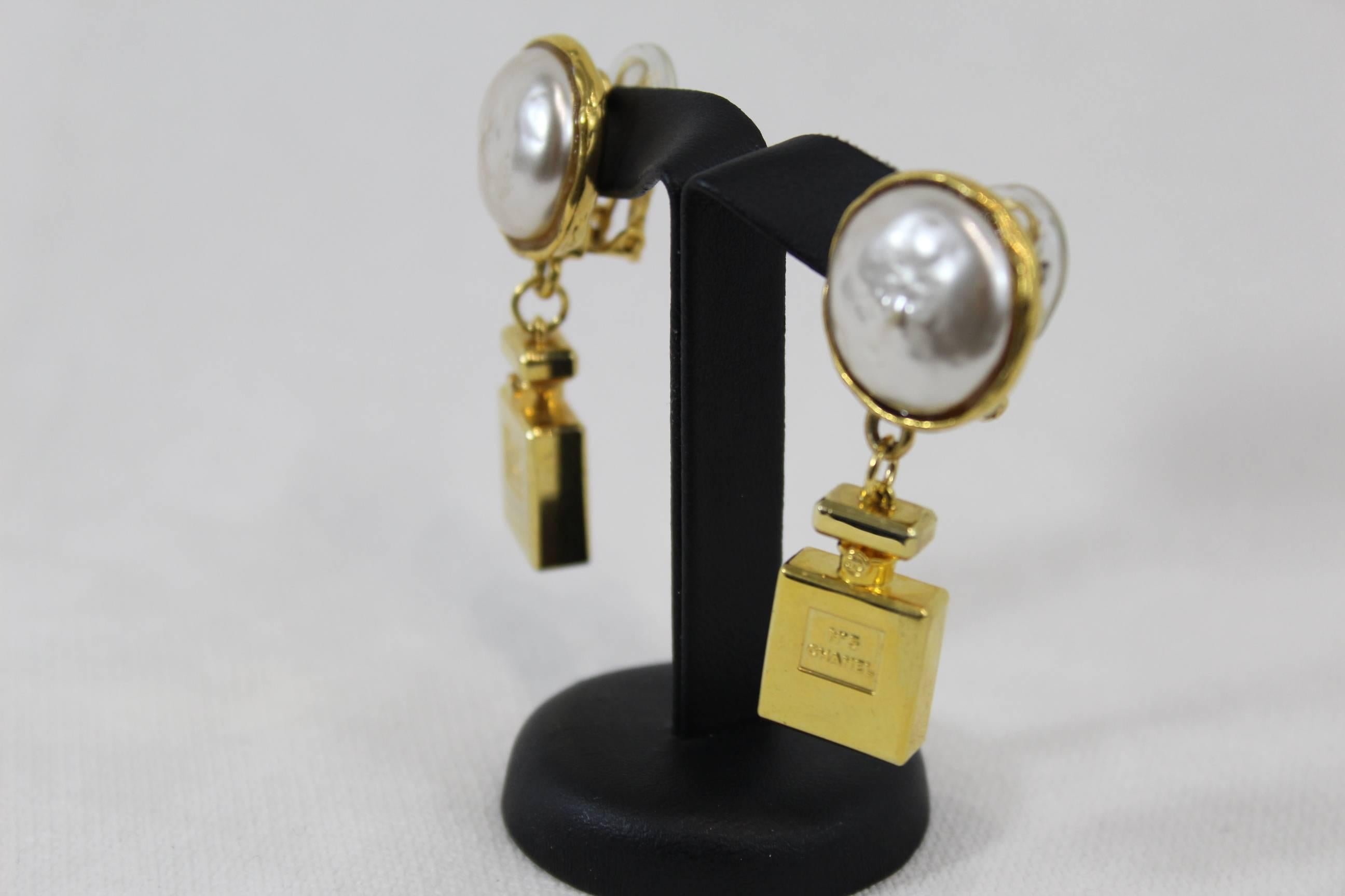 Rare Chanel N°5 earrings in excellent condition from the 90's.

Good condition but some signs of normal wear.

Sold with box
