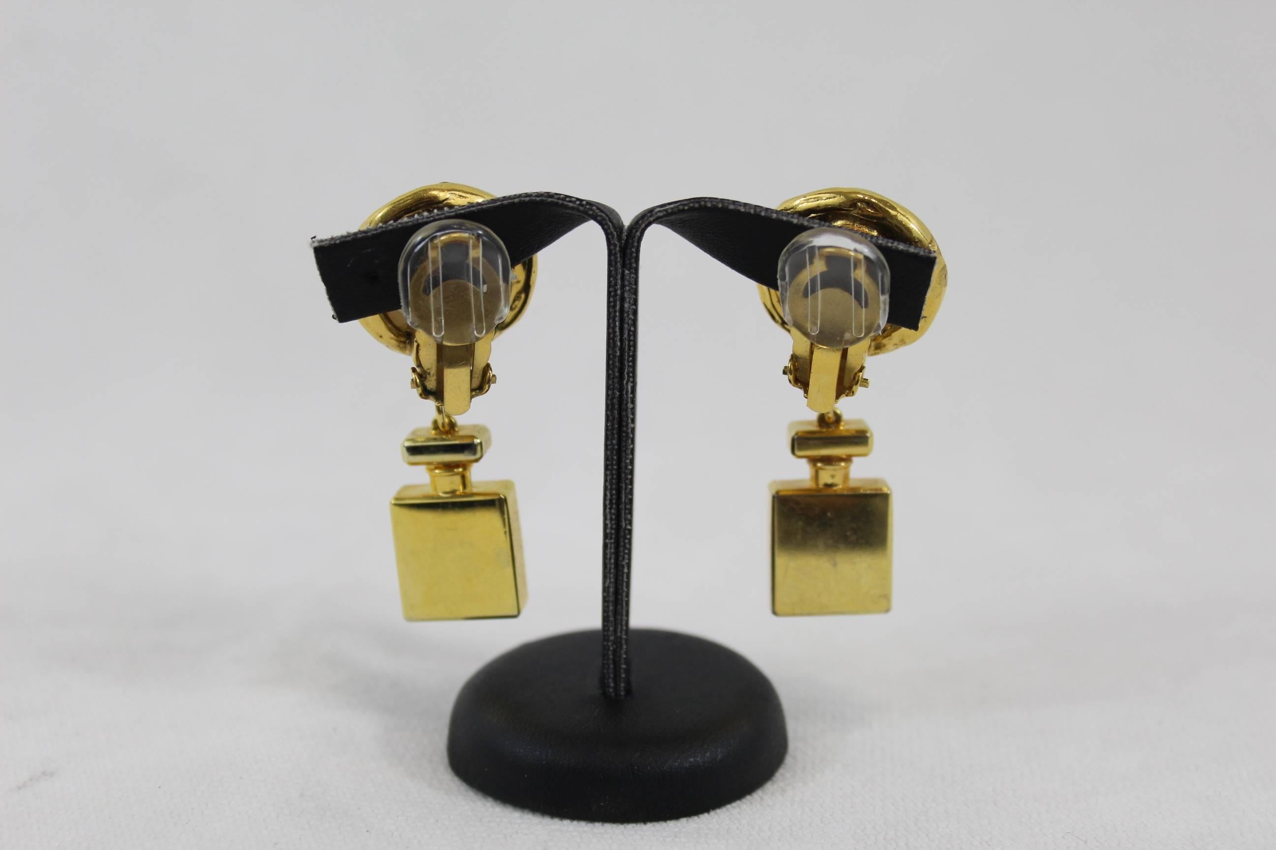 90's Chanel N°5 Bottle and XL Pearl Gold Plated Earrings In Good Condition In Paris, FR