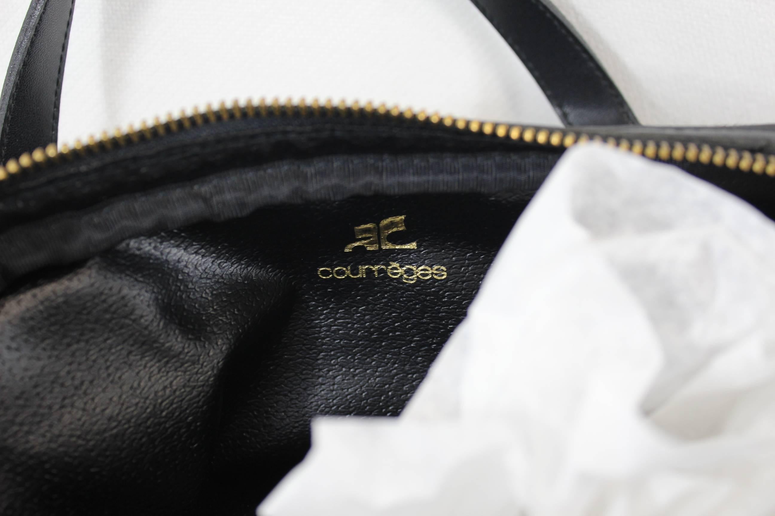Vintage french designeer Courreges Boston bag in black leather and cordoroy.
Excellent condition, never used.
One zipped pocket
Size: 28x20
Possibility to add an strap to wear it crossbody (strap not sold with th bag)