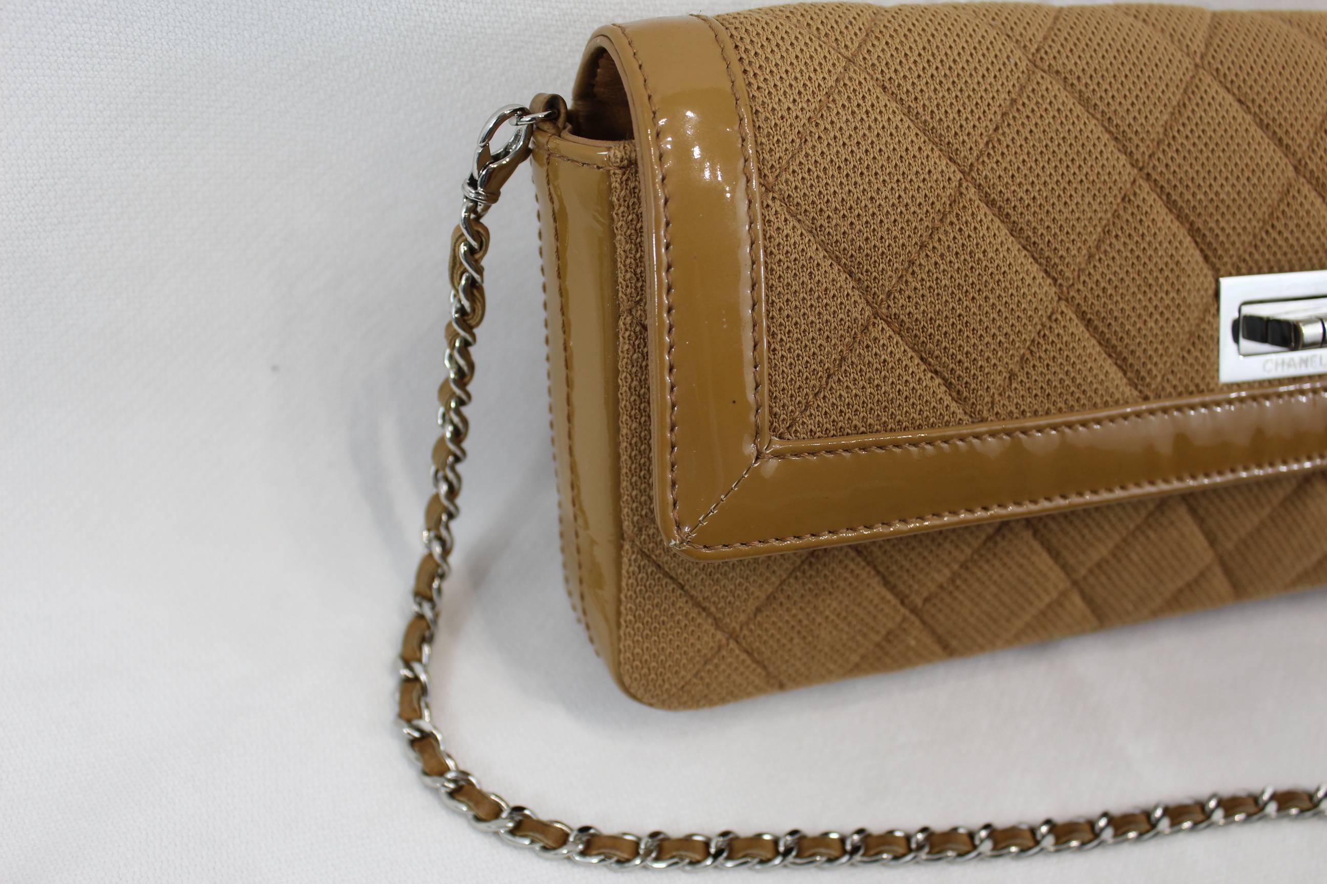 Nice Chanel Canvas and Patented Leather Shoulder Bag In Good Condition In Paris, FR