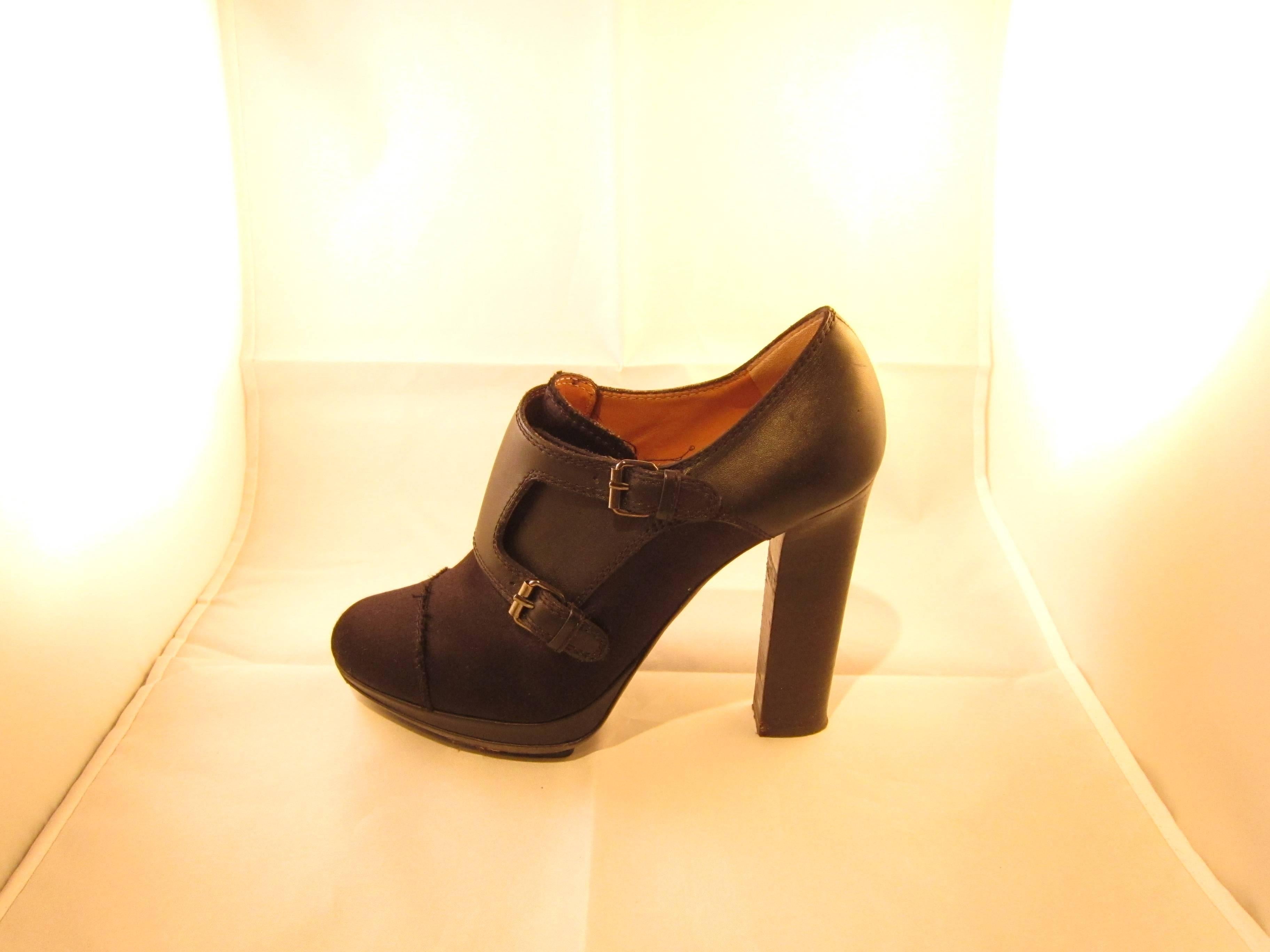 Really nice and confortable Lanvin shoes in leather and silk.
Collection2011
really good condition. Sold with dustbag and box.
Heel 11cm  but they have a plateform of 3 cm that makes them really confortable
