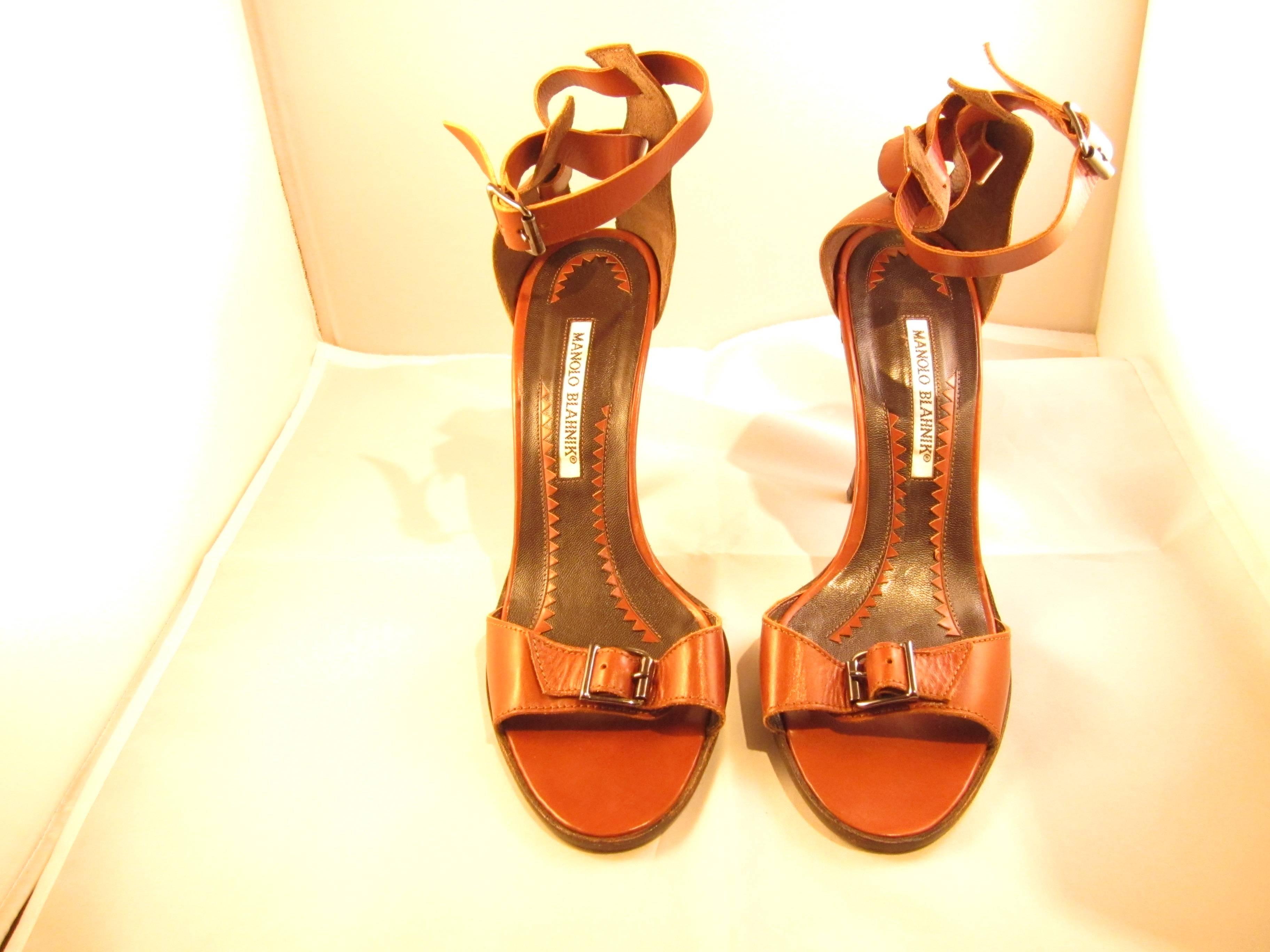 Really nice pair of Manolo Blahnik Sandals in Brown Leather
Size 7,5 (39,5 french)
Heel 10 cm
Good condition, some small signs of wear 
