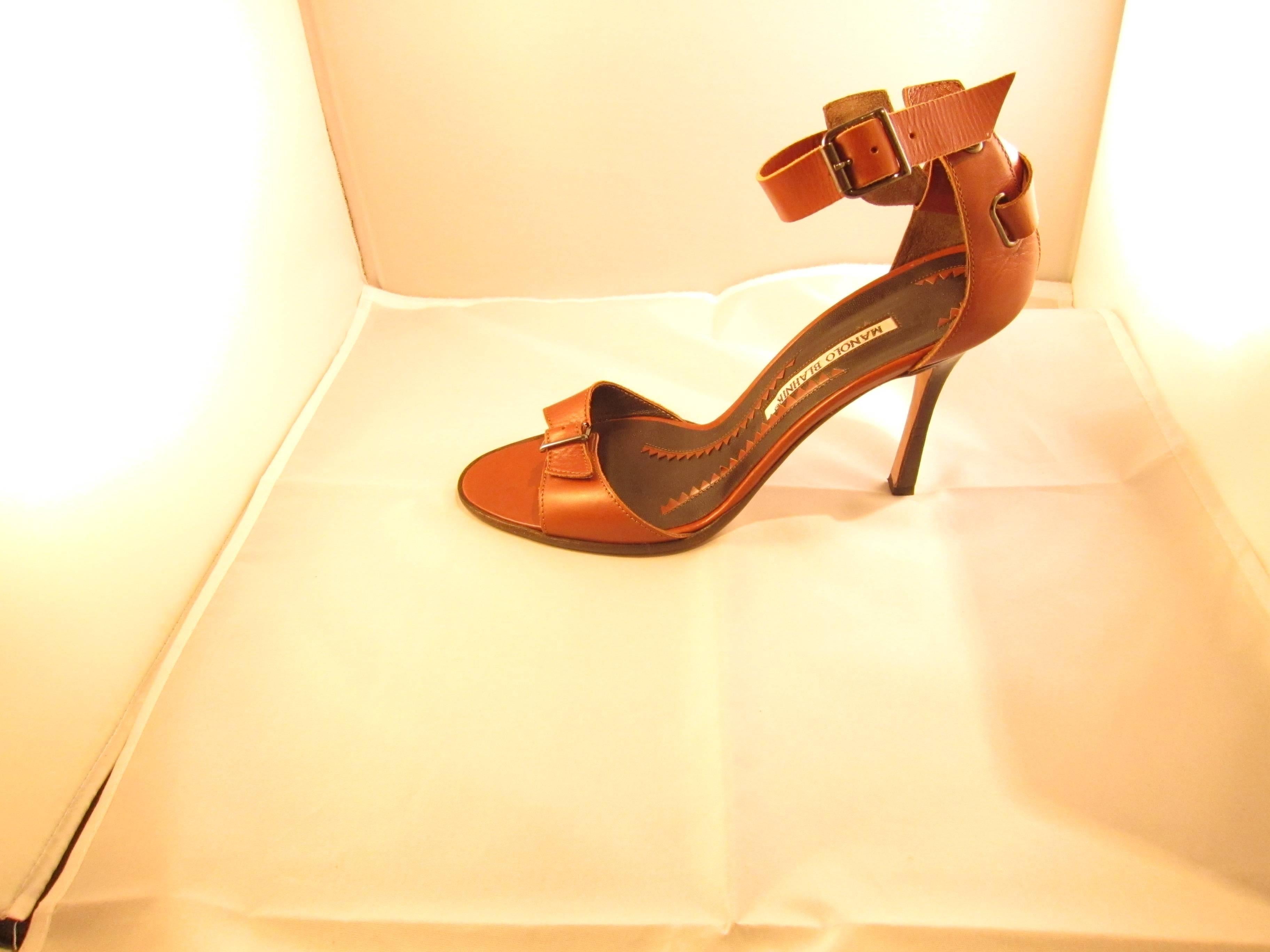Manolo Blahnik Brown Leather Sandals. Size 7, 5 (39, 5 European). In Good Condition For Sale In Paris, FR