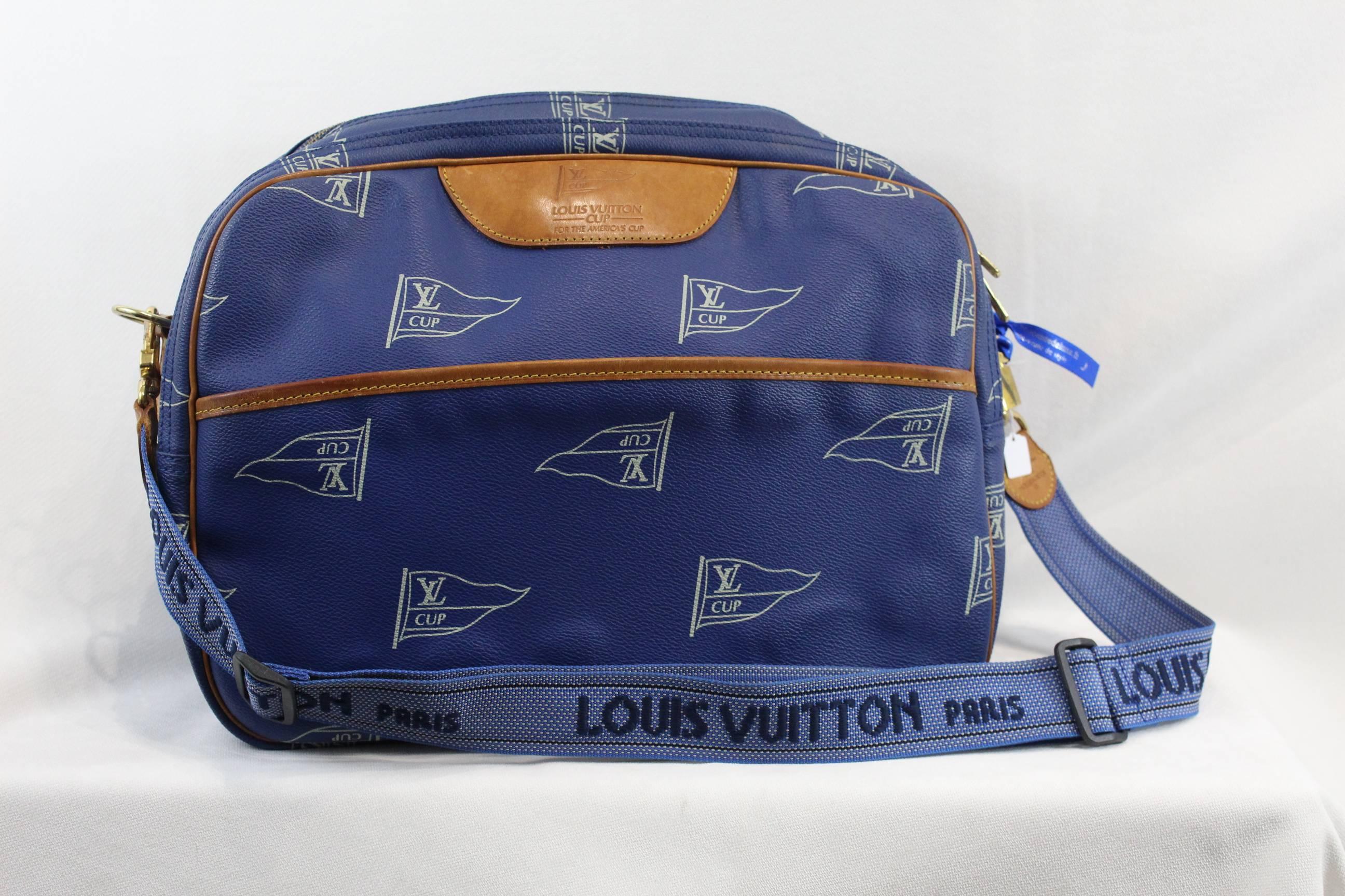 Really nice and rare Louis Vuitton bag made for the LV Cup.

Good condition but the bag presents some signs of wear. 
Lining start to come off.

Sold with one padlock and key.

Size 14x13" 