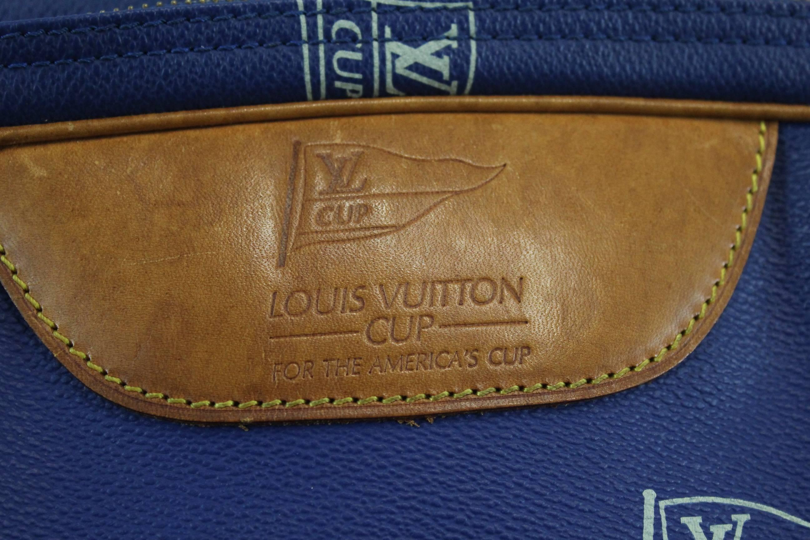 Rare Louis Vuitton LV Cup Messenger Bag.  In Good Condition For Sale In Paris, FR