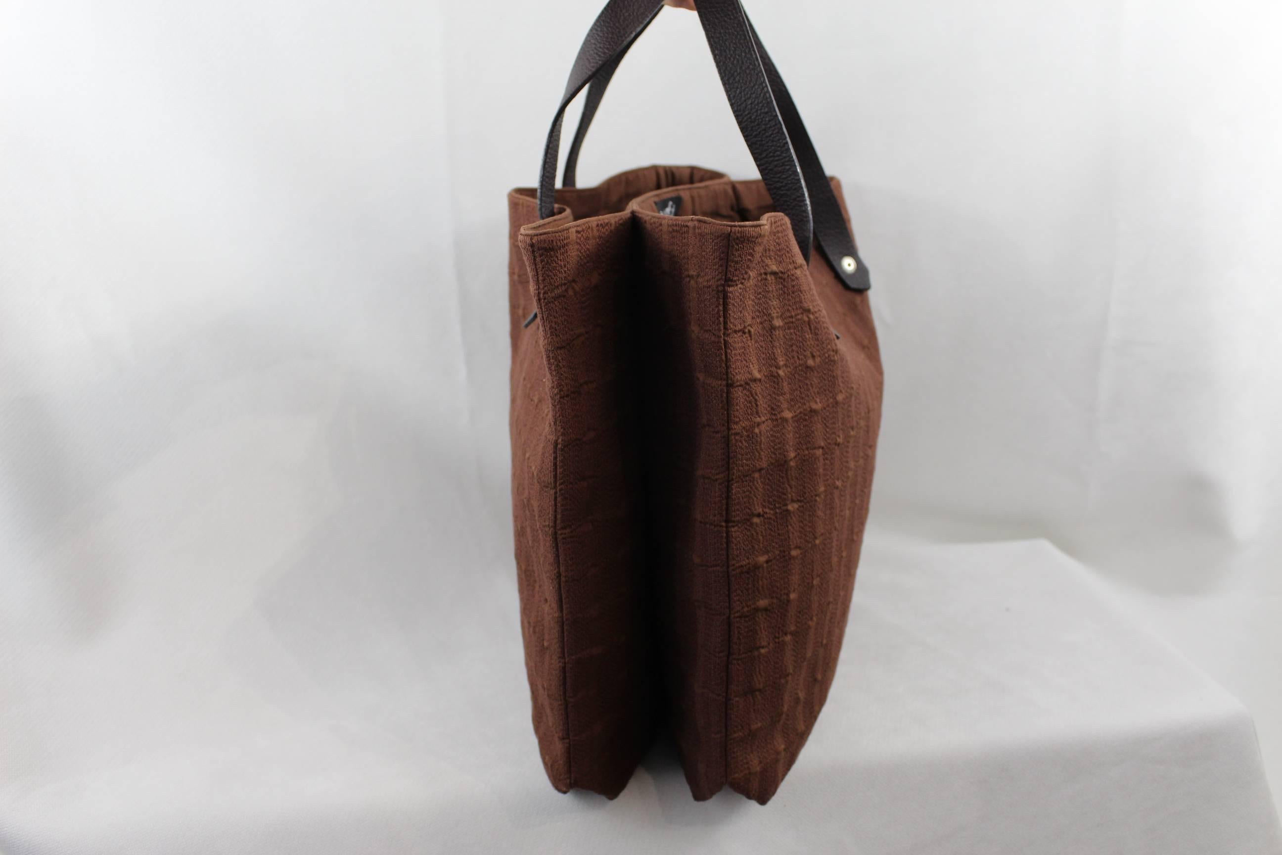 Really nice and in excellent condition Hermes Double Tote Bag in brown color.
Label inside
2 different compatiments
Handles in leather in really good condtion