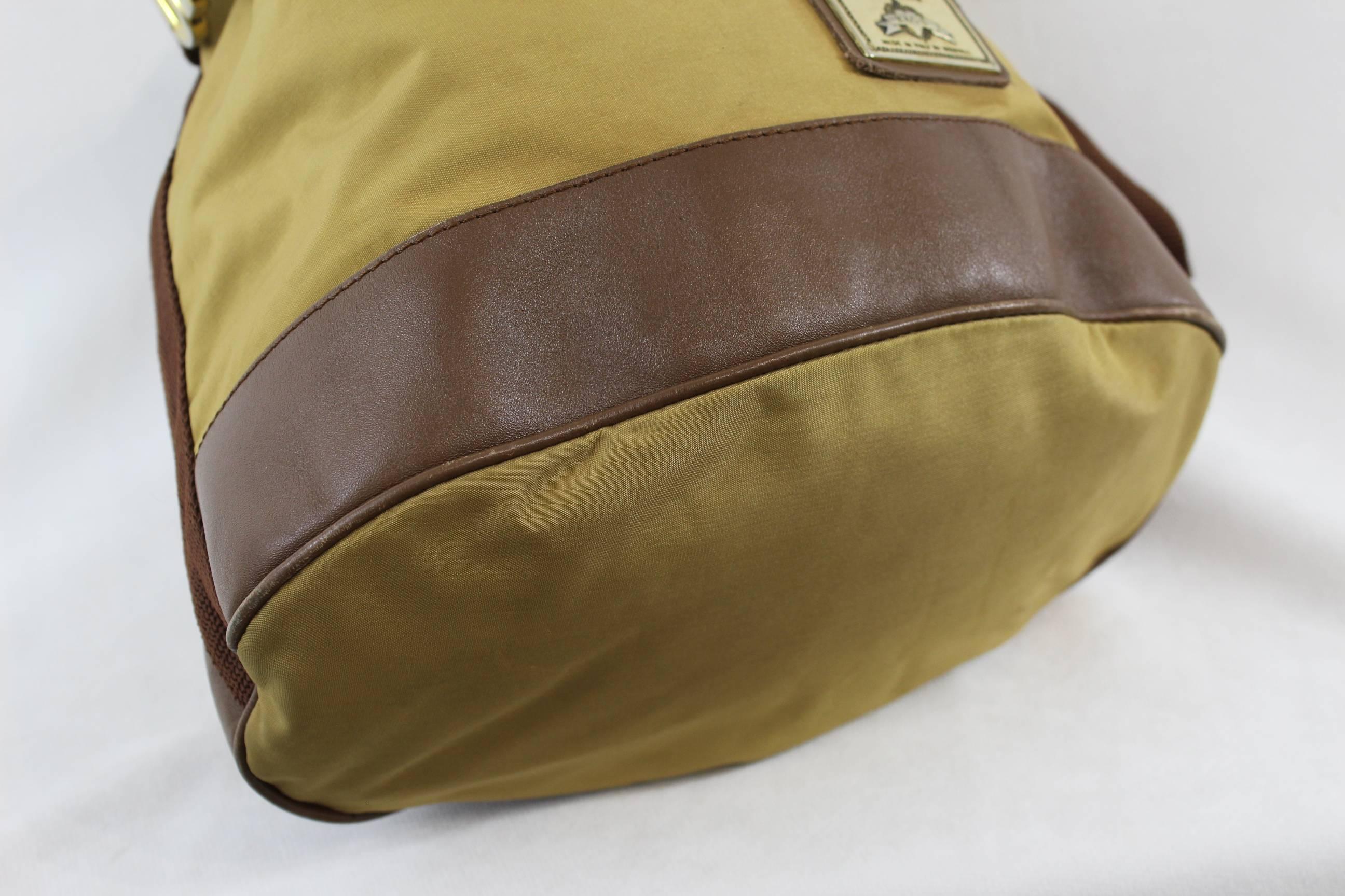 Nice Vintage Moschino bag in nylon and leather.

made by redwell.

Good condition but signs of wear due to its age. Golden from letter slightly lost.
Clean interior
Size: 11x13