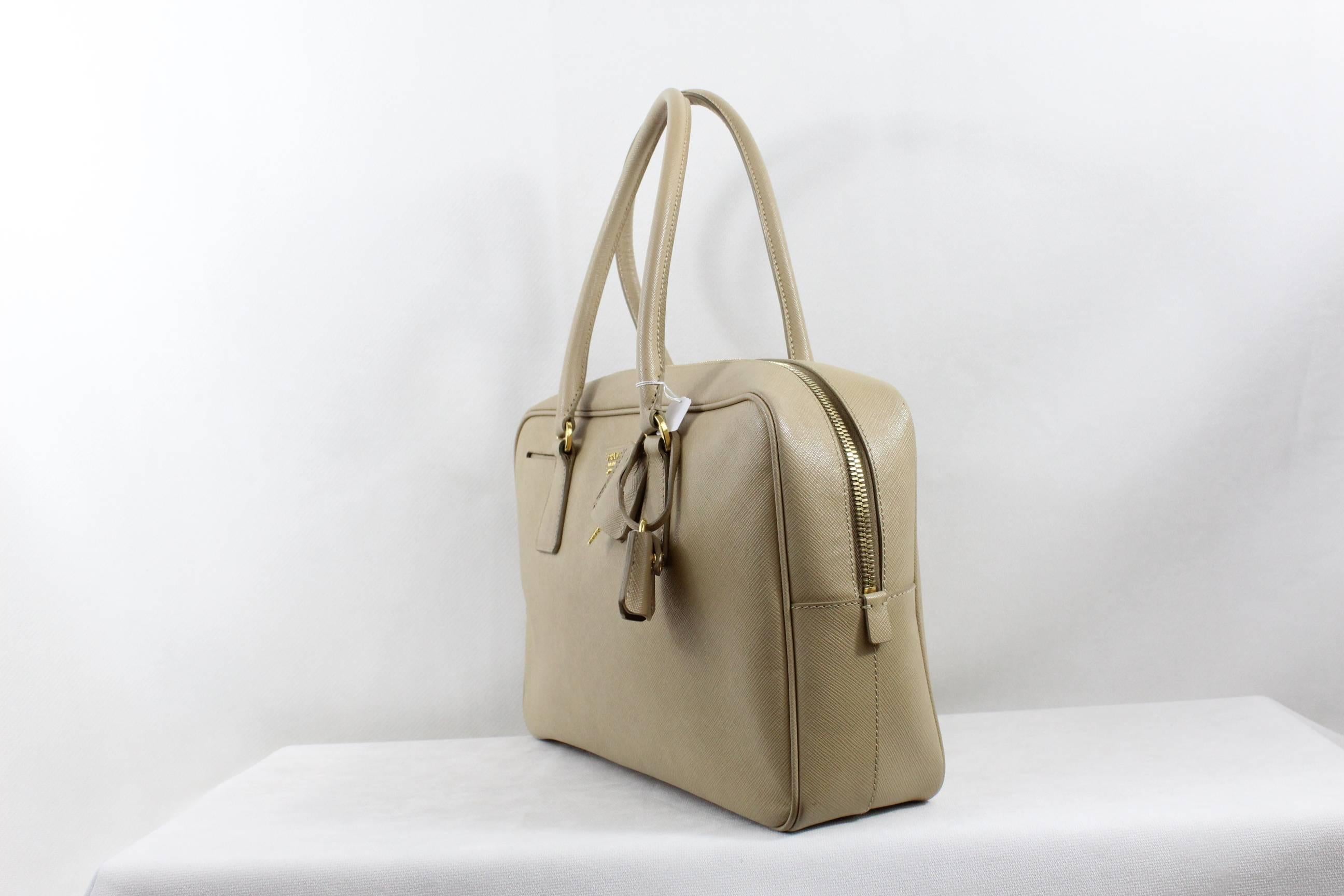 Iconic bag from Prada, shoulder bag in Safiano Beige leather.
excellent conditon, it has bee worn but corners or handles do not present signs of wear
Sold with dust bag ( one stain in the dust bag)
Keys and padlock