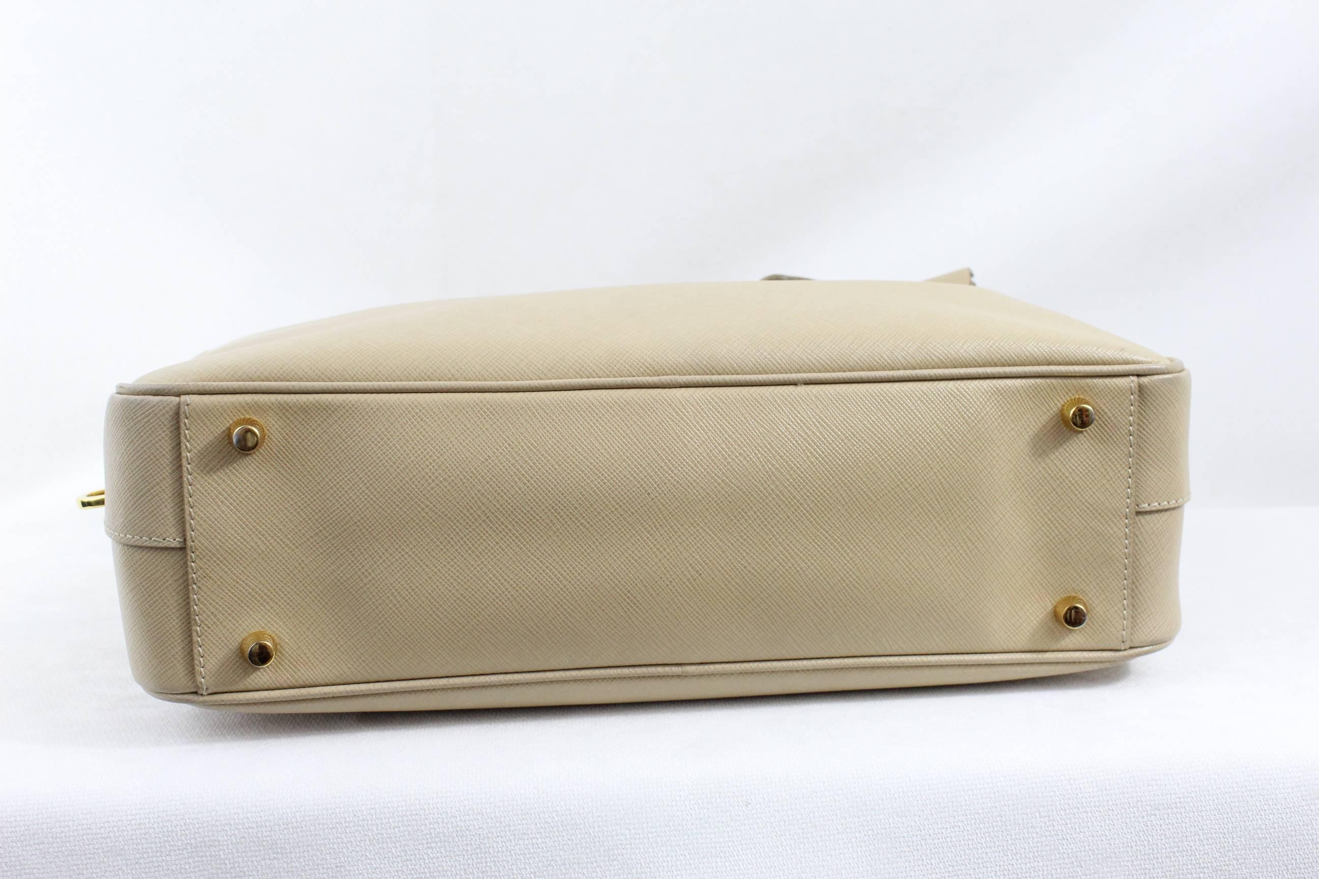 Prada Safiano Beige Leather Shoulder Bag In Excellent Condition For Sale In Paris, FR
