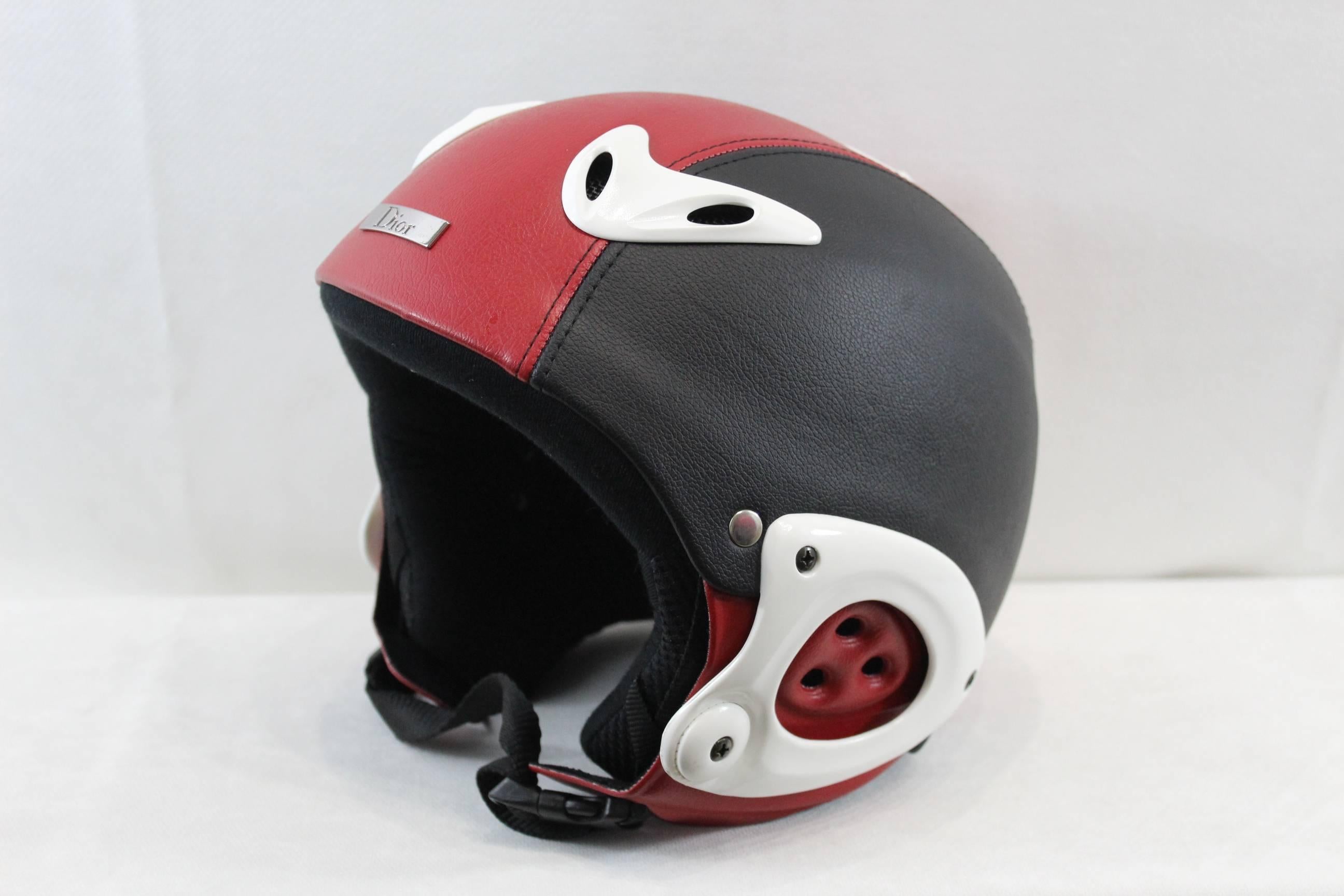 Nice Dior Helmet for alpine Sports. Leather outside

Logo behing and in the front.

Really good condition.