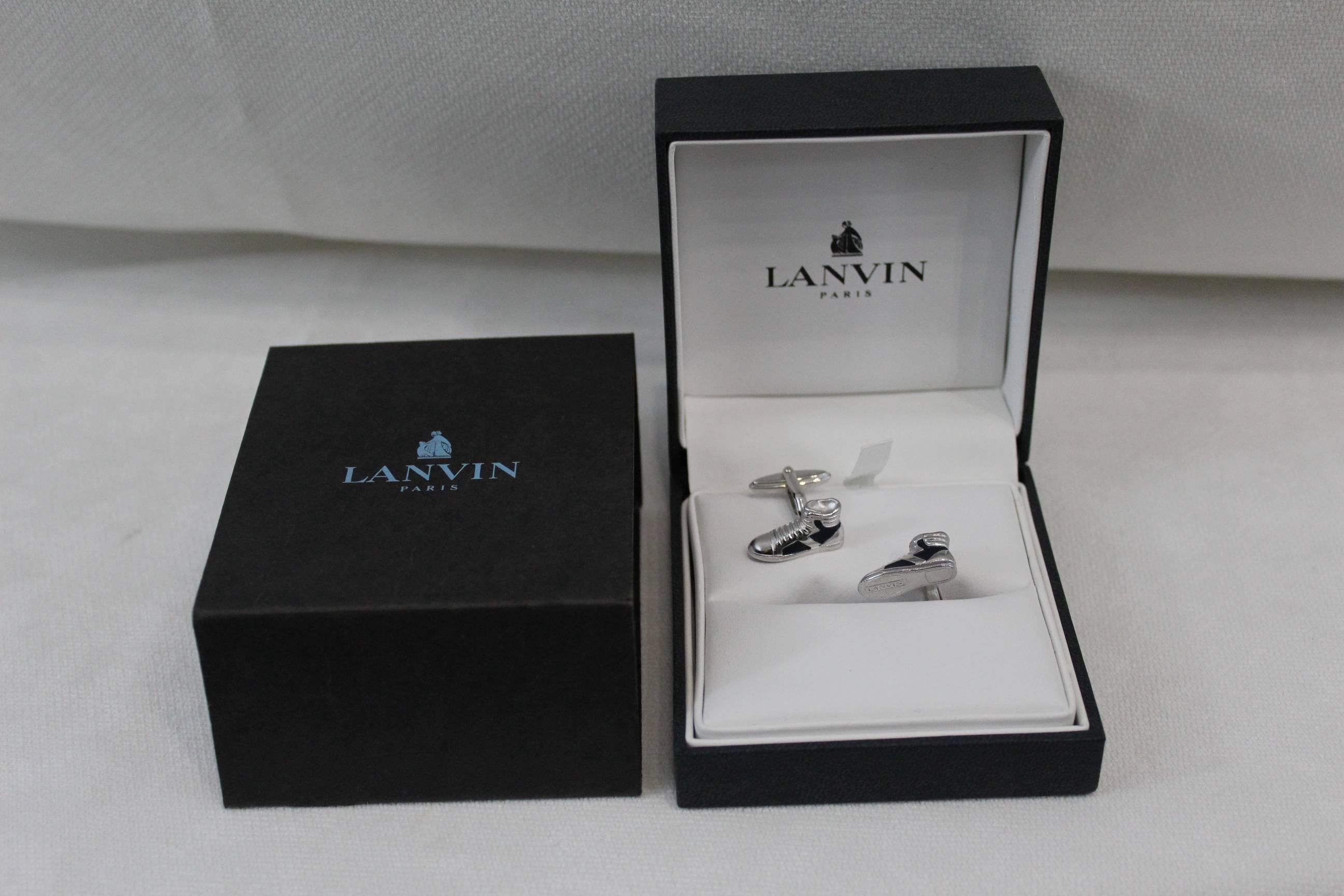 Super cute Lanvin Cufflinks, new never used in box.
Representing a pair of ssneackers iconoic of the brand.
