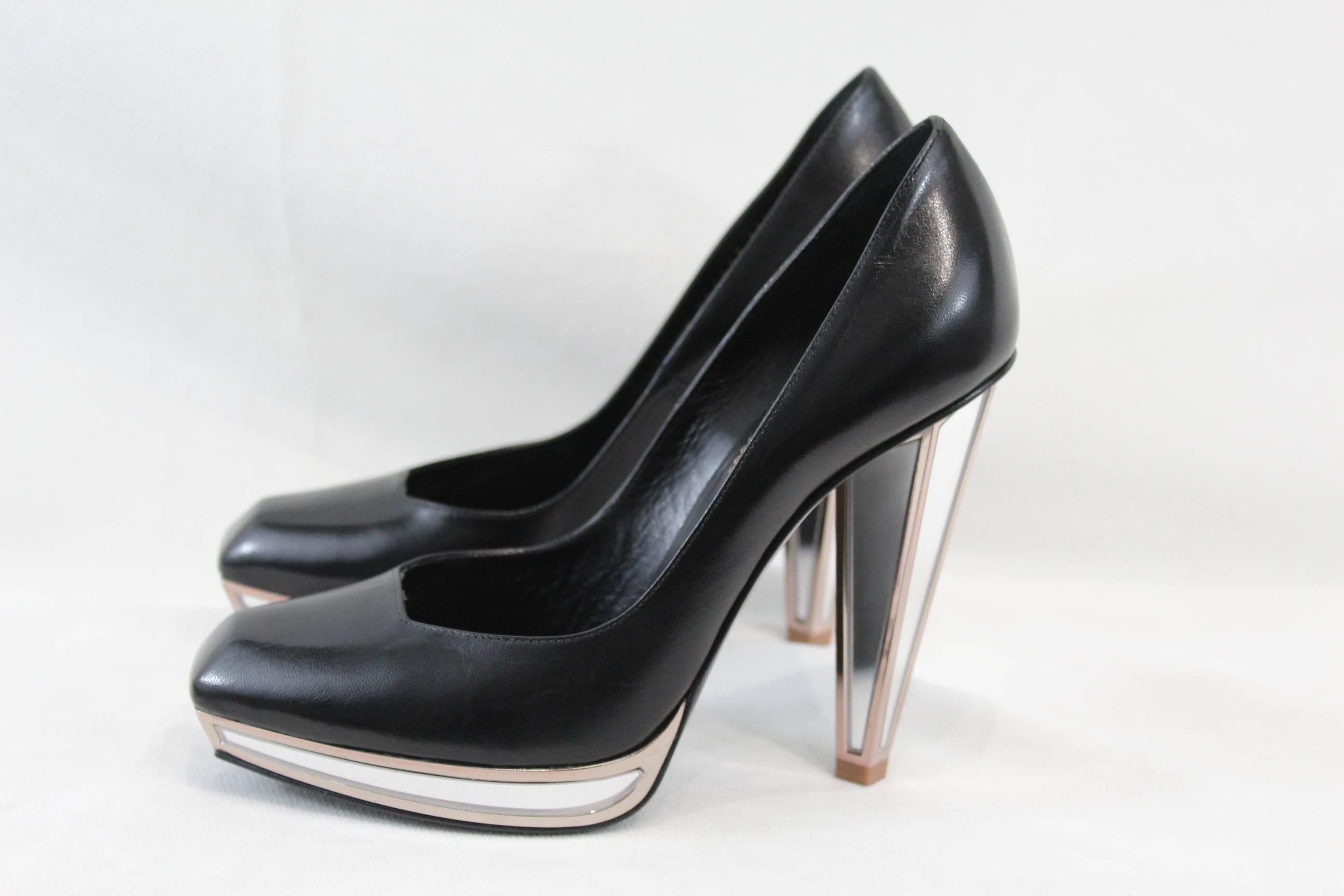 really nice Yves Saint Laurent mirror heel shoes.
Blakc leather
Size french 35,5
With YSL dust Bag
Almost lmike new, worn just for one cocktail