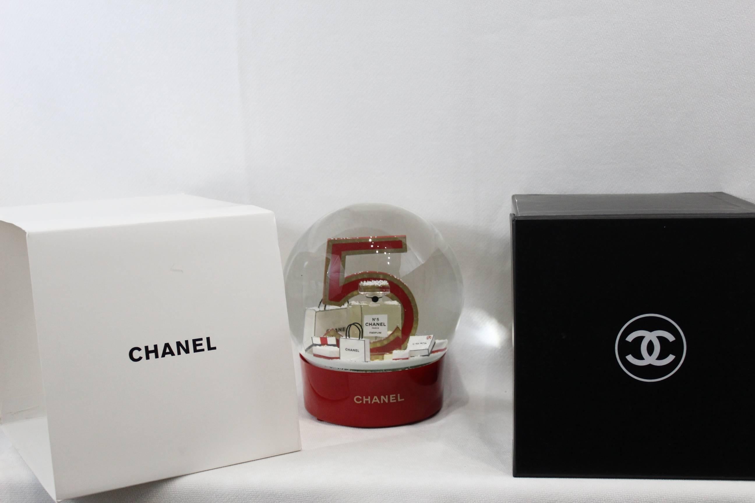 Chanel Christmas Snowballl Dome from Chanel N°5.  In New Condition In Paris, FR