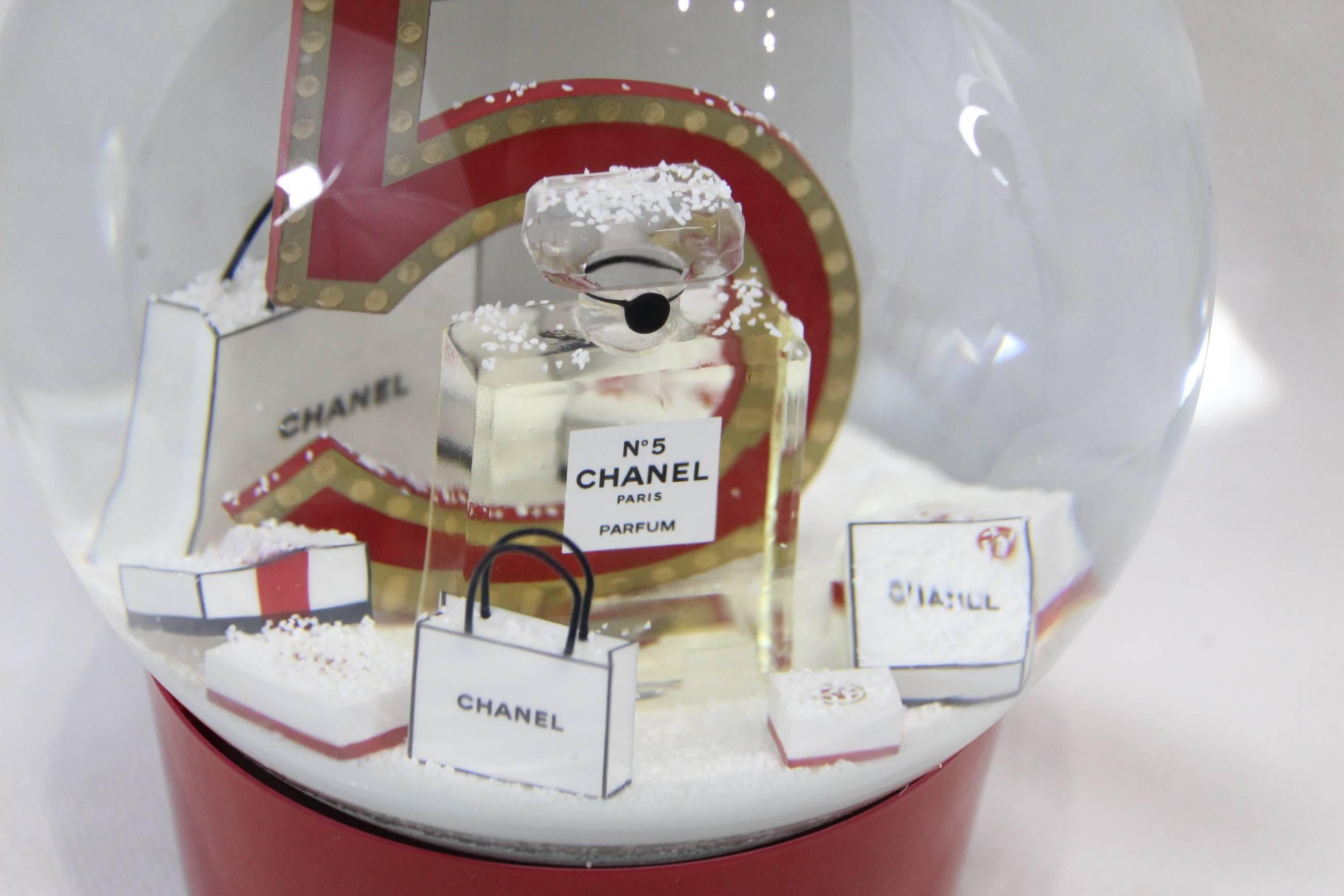 Really nice snowball from Chanel representing Chanel N°5. 
It is an automatic snowball thata is charge with a USB cable ( included)
Coming with box and outter box.