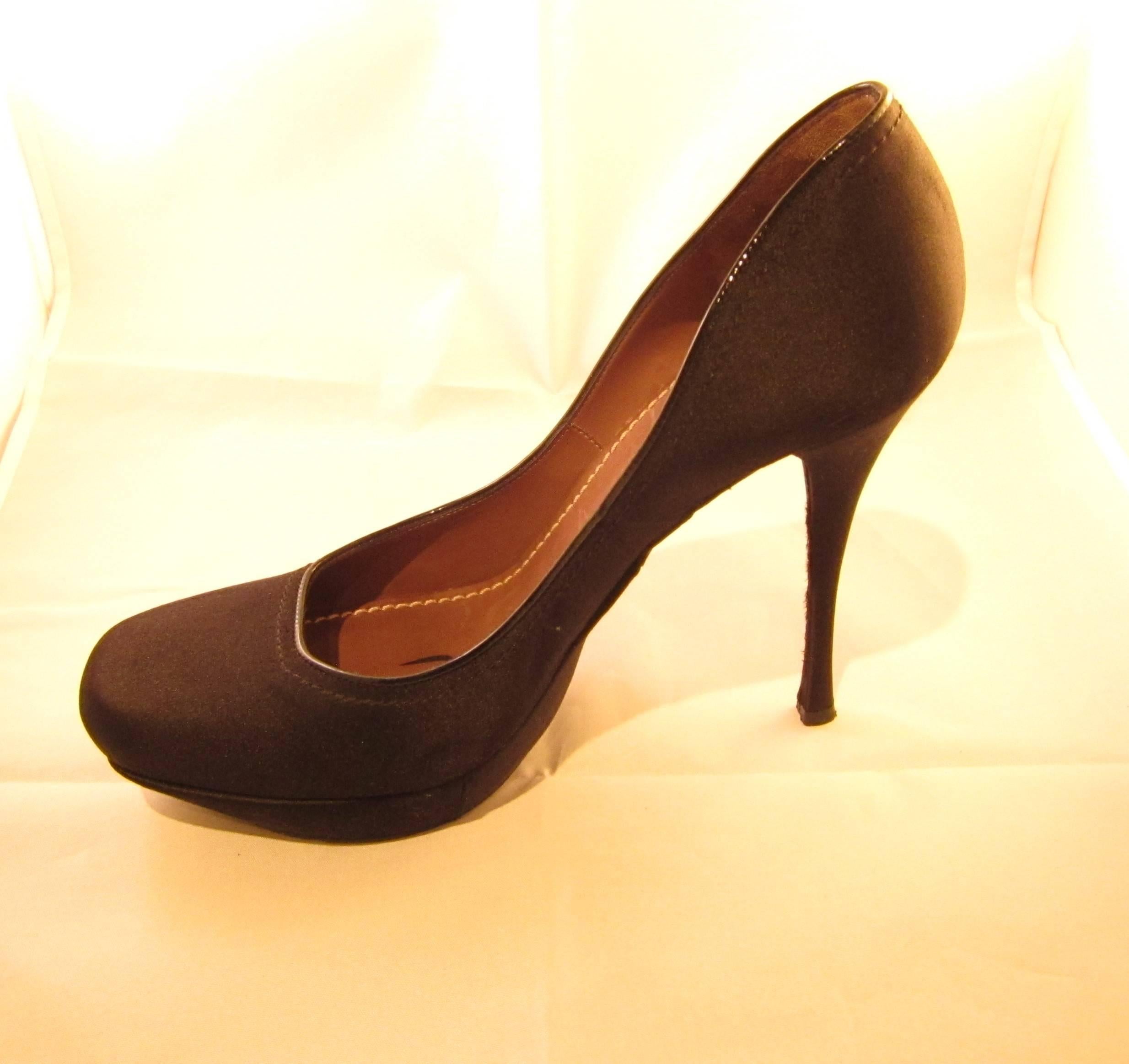 Nice and sey pairt of Lanvin Black High heel shoes in silk satin.
Good condition.
Sold with dustbag
Heel of 5