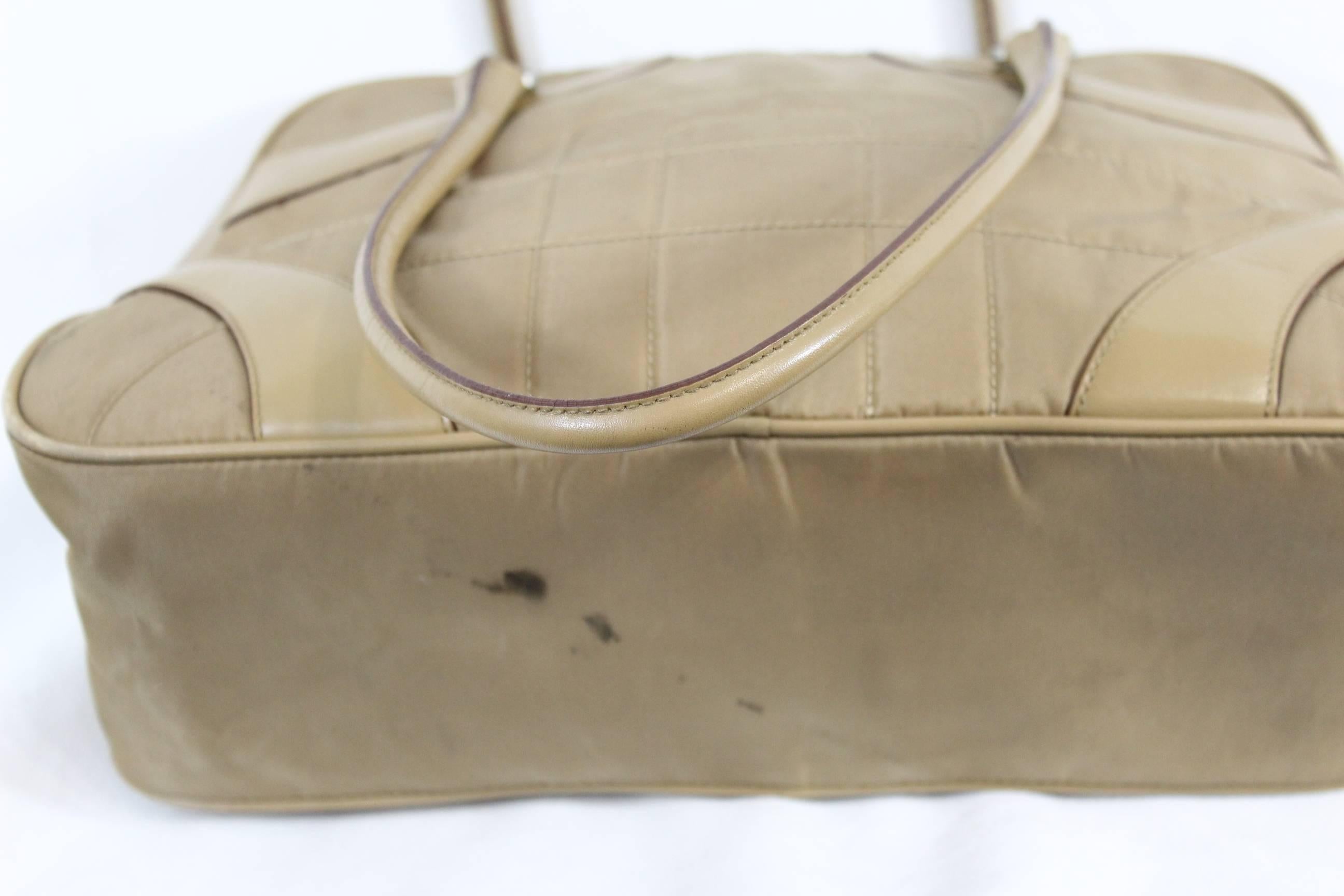 Nice Vintage Prada Nylon and leather Handbag.

Good conditon but 2 stains in the bottom of the bag. Front and back of the bag in quite good condition.

Size 13x8