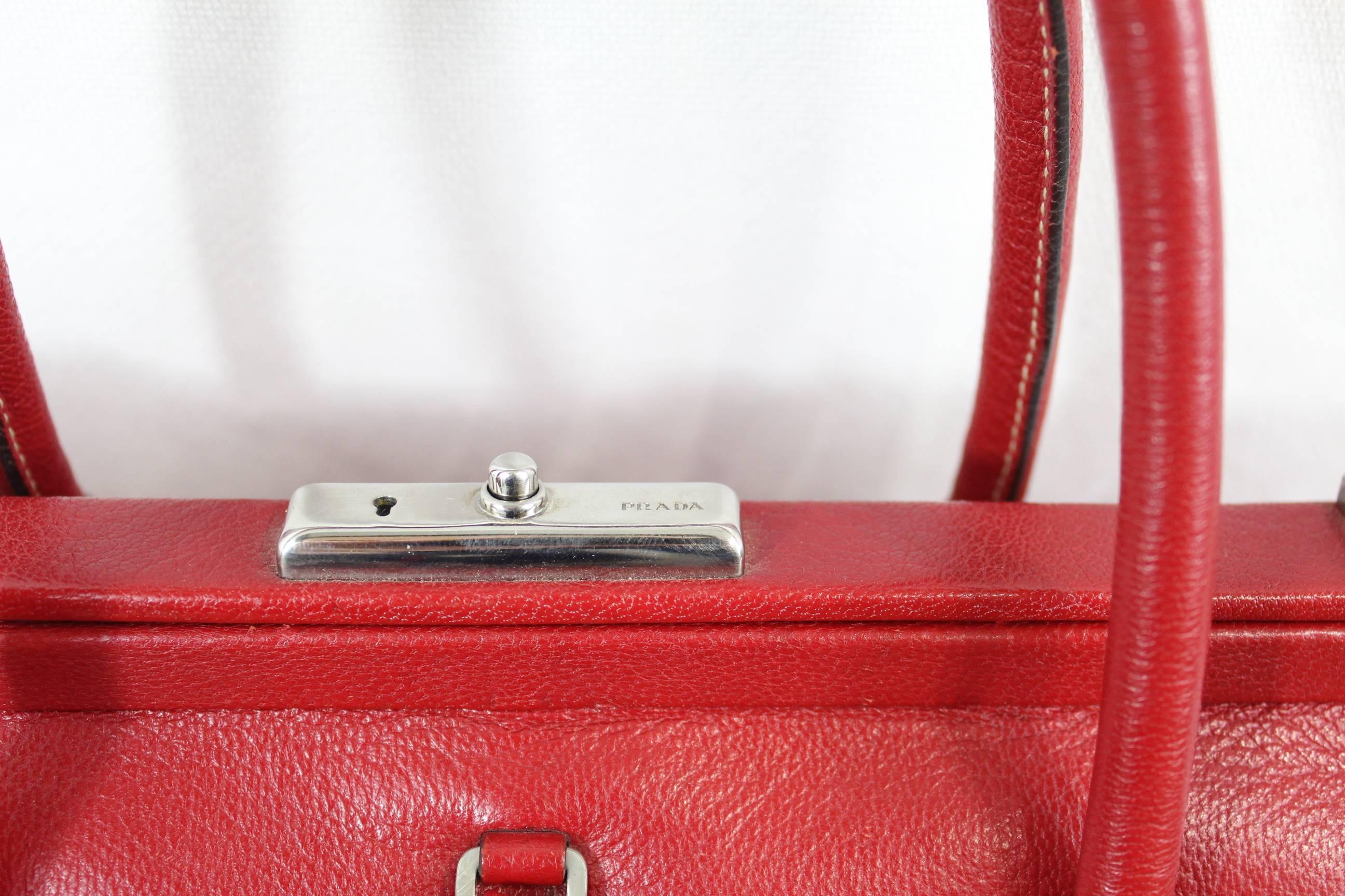 really nice Prada Doctor bag in red leather. With keys.
Some small signs of wear in corners an leather.
Hardware in good condition
Interior really clean.
