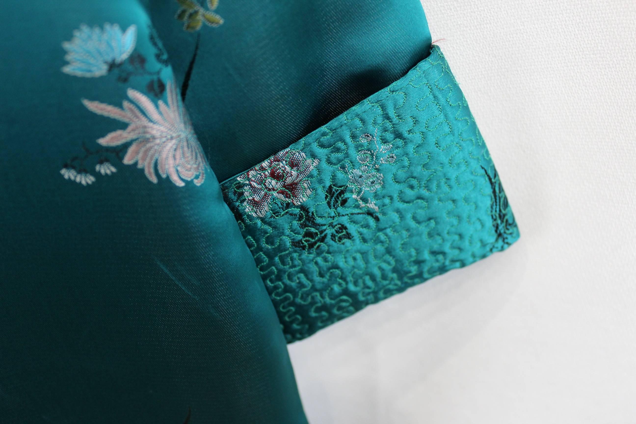 Blue 1964 Vintage Female Grene Silk Kimono For Sale