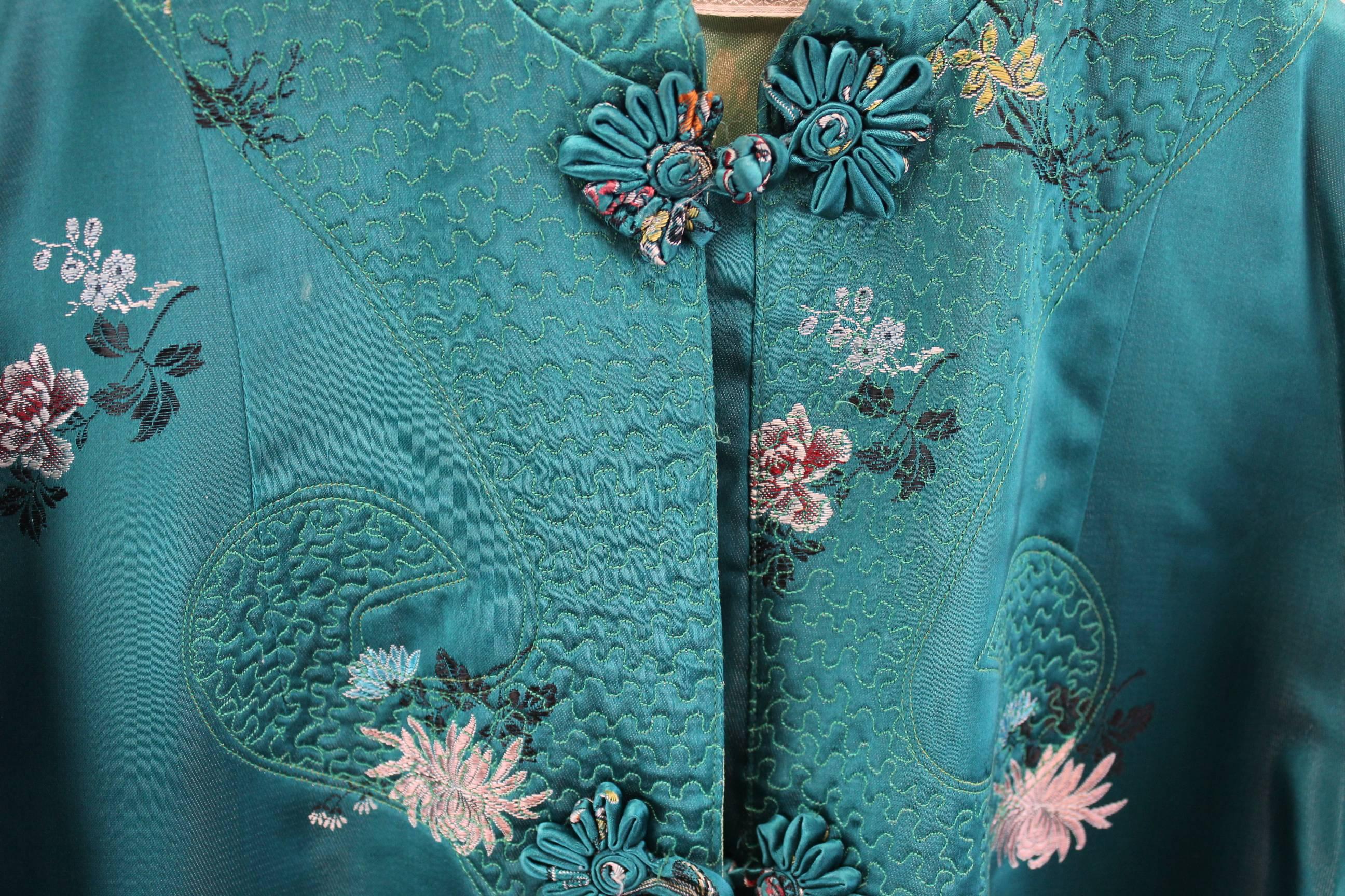 1964 Vintage Female Grene Silk Kimono In Good Condition For Sale In Paris, FR