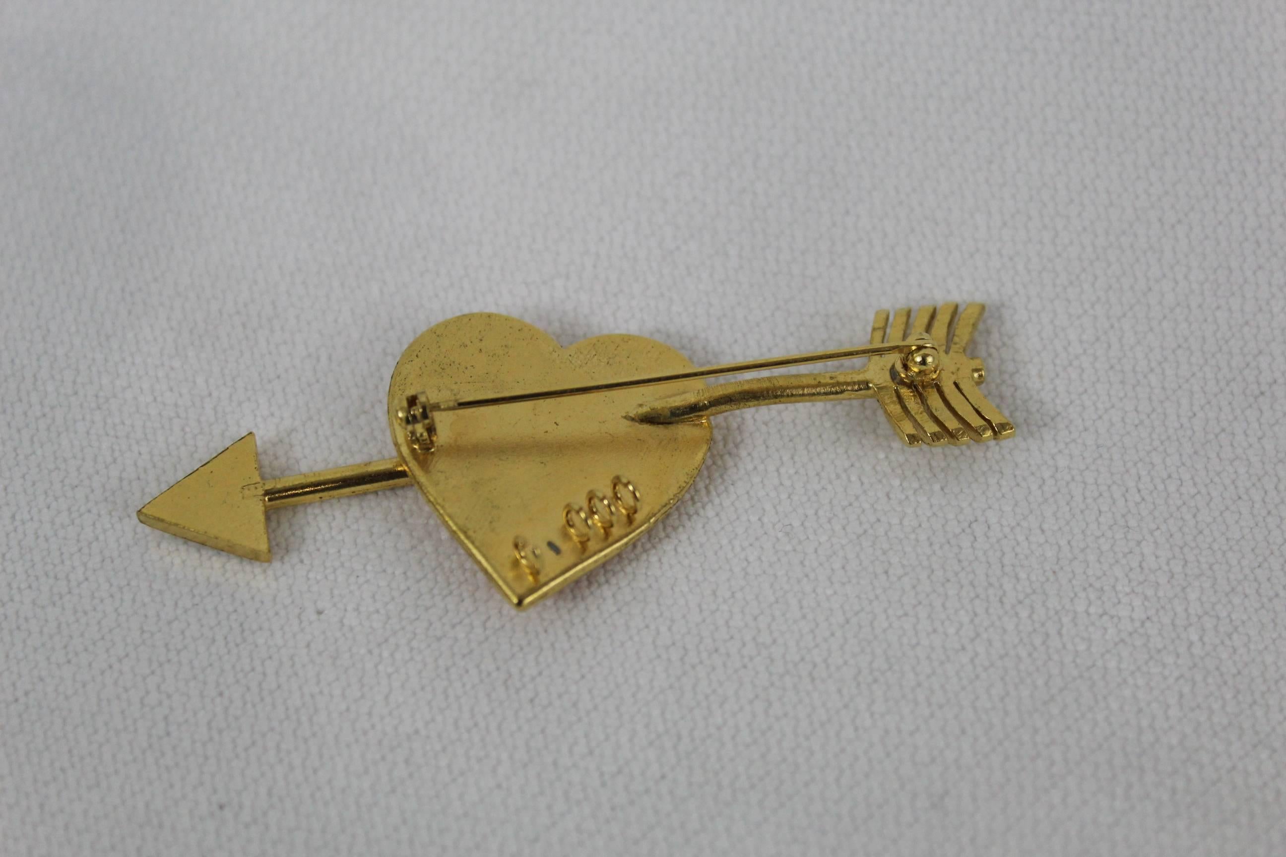 Really nice Chanel Brooche with the shape of a heart and arrow. Originally there were some charms hanging that has been retired by its previous owner.

Good overall condition.