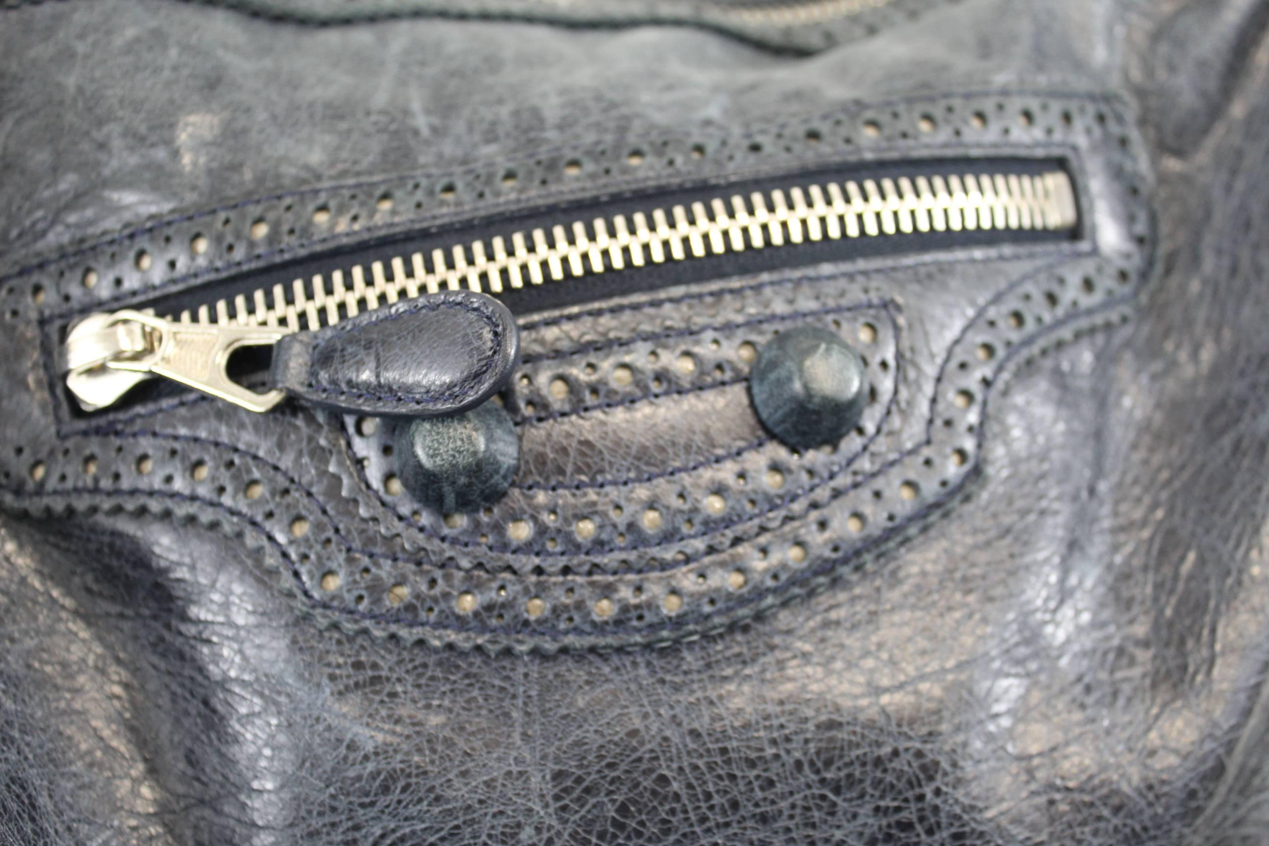 really nice Balenciaga Day bag for everyday life.
Bag in blue leather. Some small sins of wear but nothing really notiaceable.