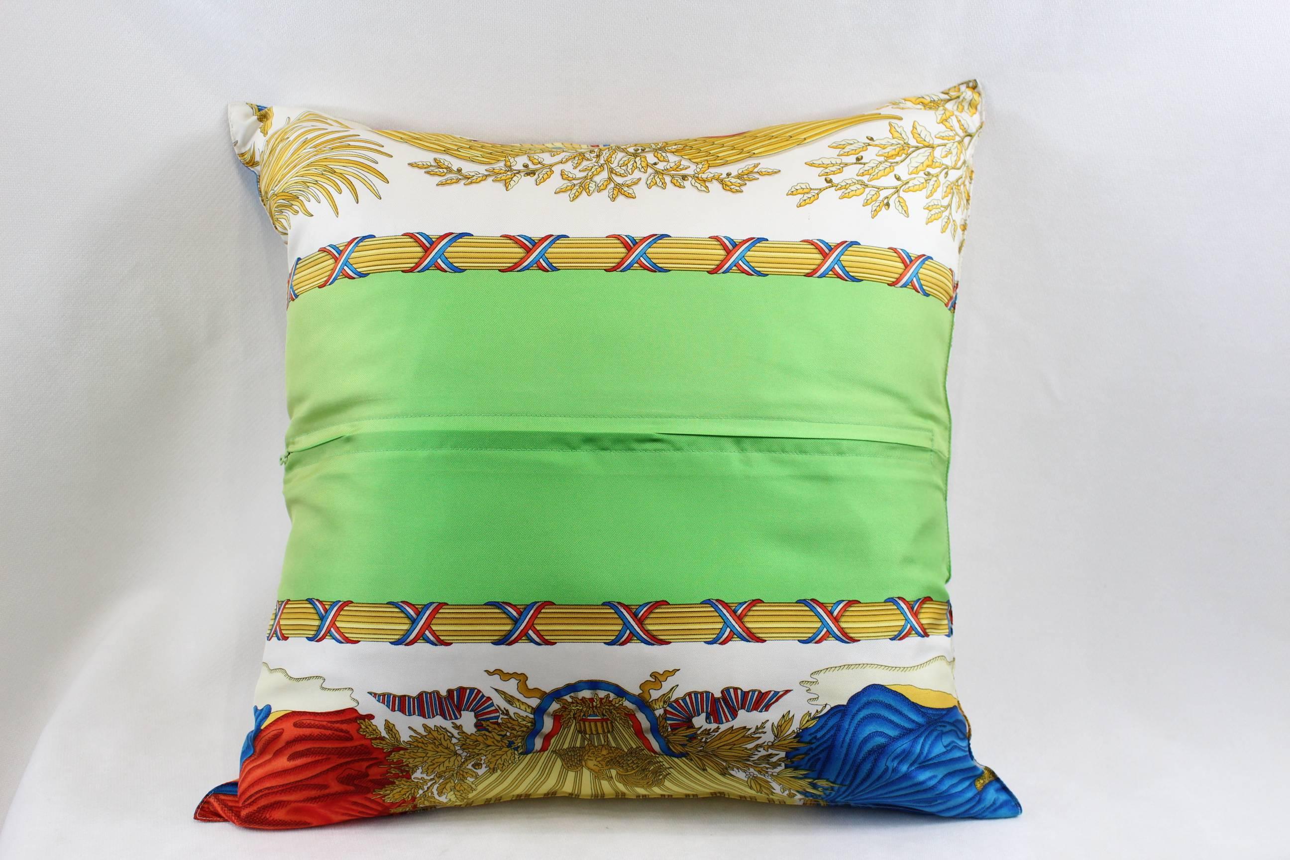 Really nice and in really good condition Hermes french pillow in silk, perfect to decortae any space.

Size 17