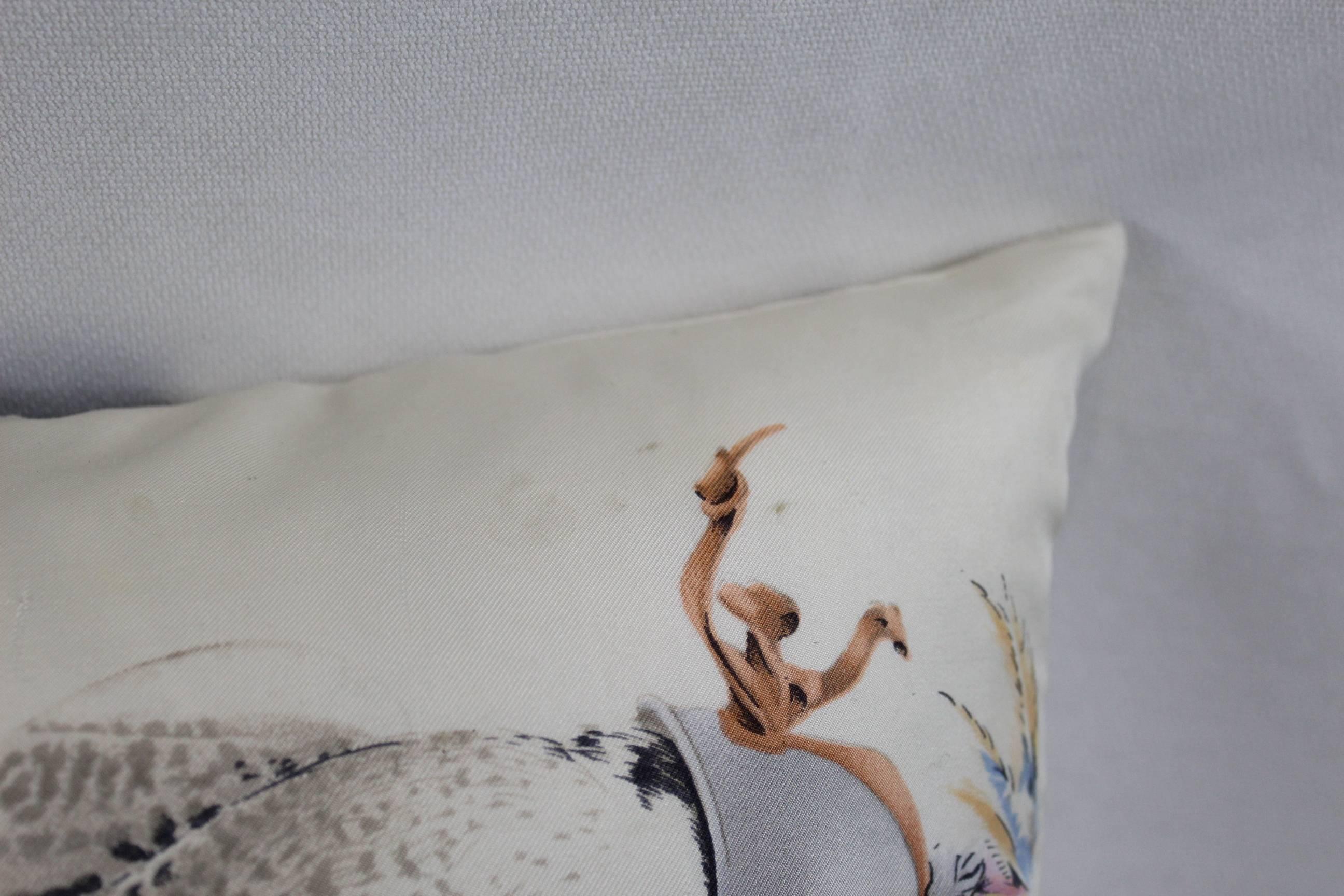 Really nice Hermes Cushion Pillow in silk with priting of haunting scenes.

Good condition however it does presents some stains in the back. Please check images

Size  16x12